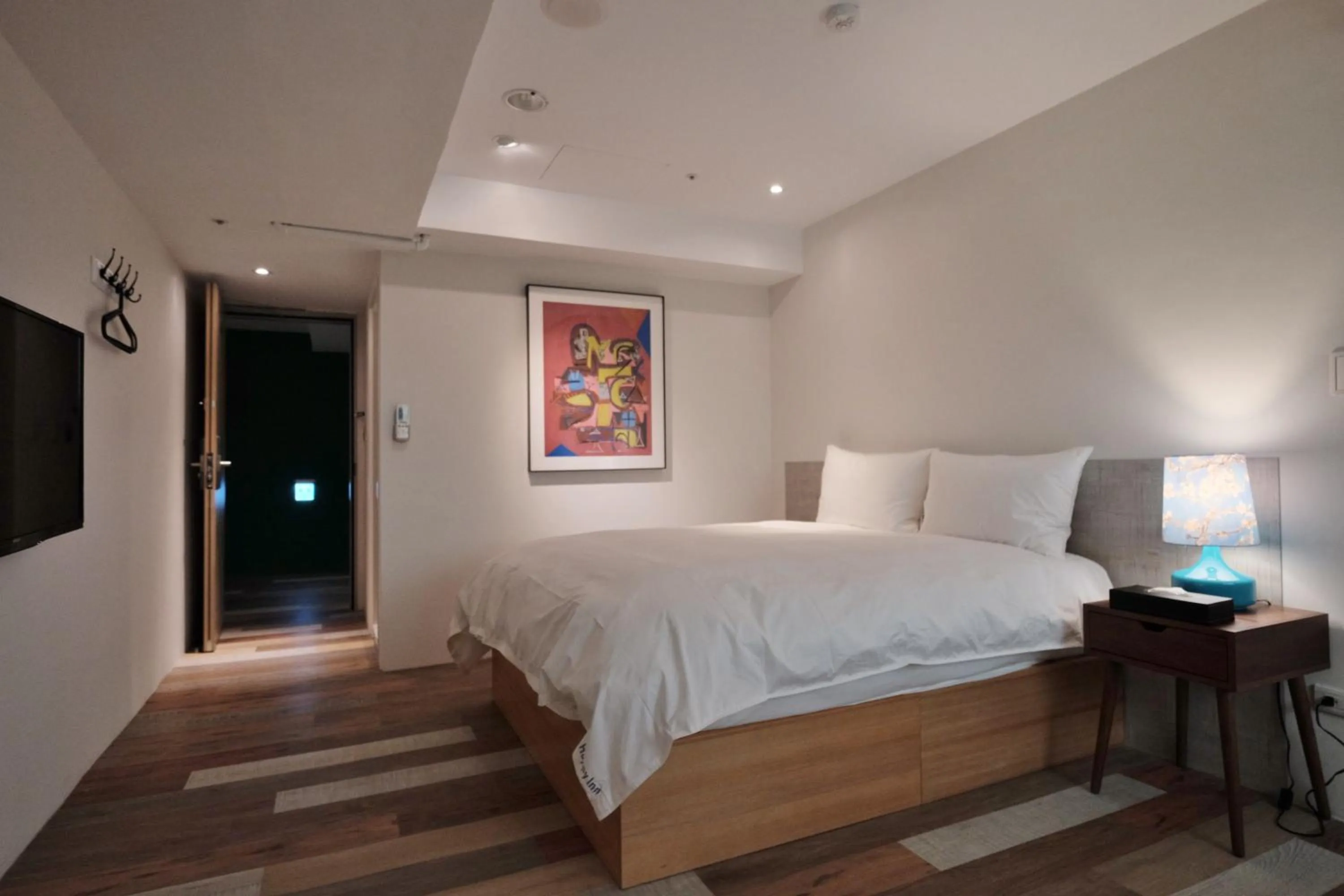 Photo of the whole room, Bed in Happy Inn