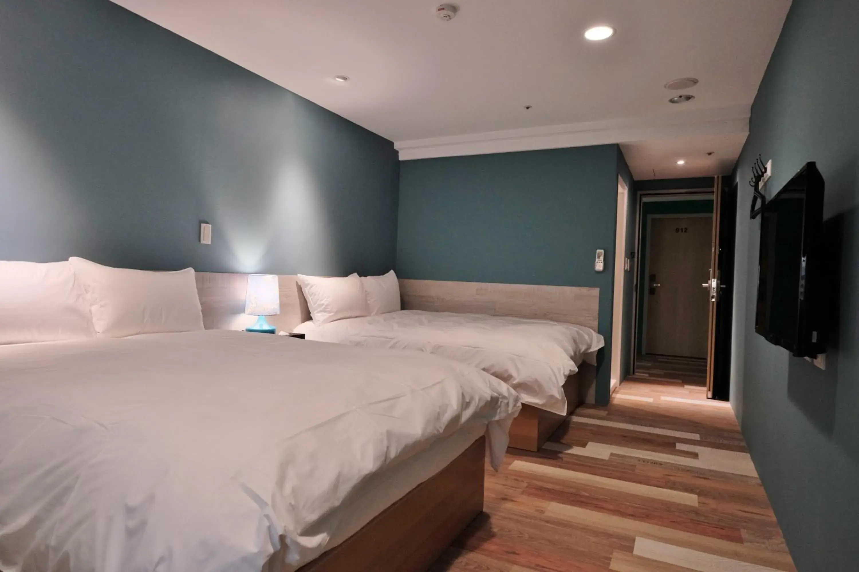 Photo of the whole room, Bed in Happy Inn Photo of the whole room, Bed in Happy Inn