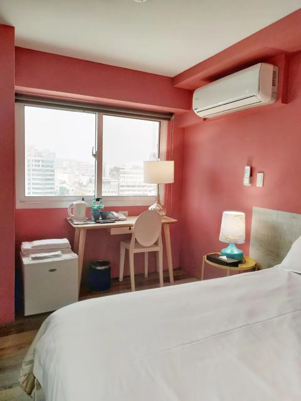 Photo of the whole room, Bed in Happy Inn