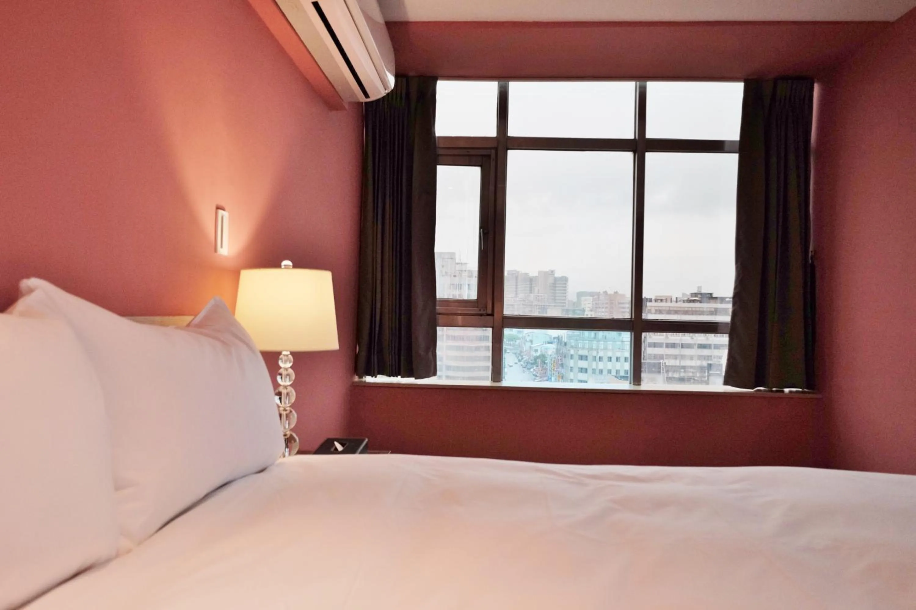 Photo of the whole room, Bed in Happy Inn