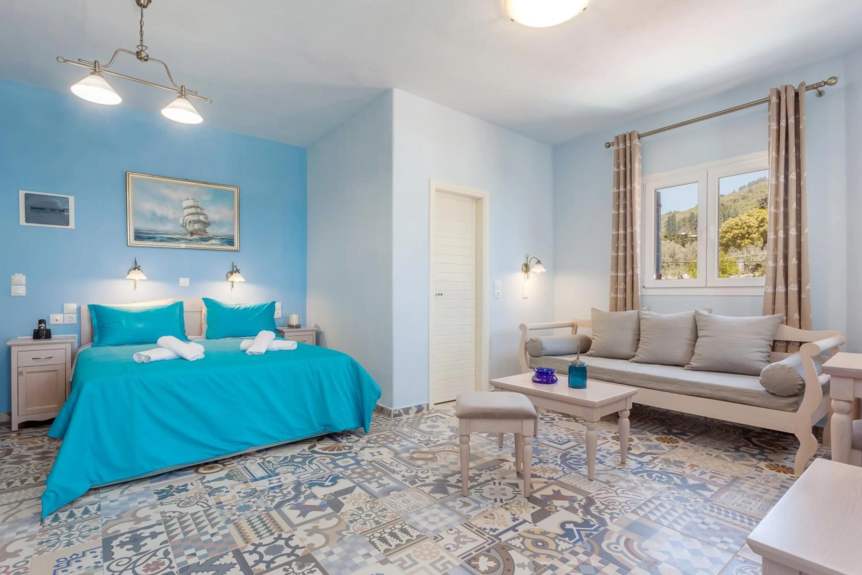 Living room, Bed in Stafylos Suites & Boutique hotel