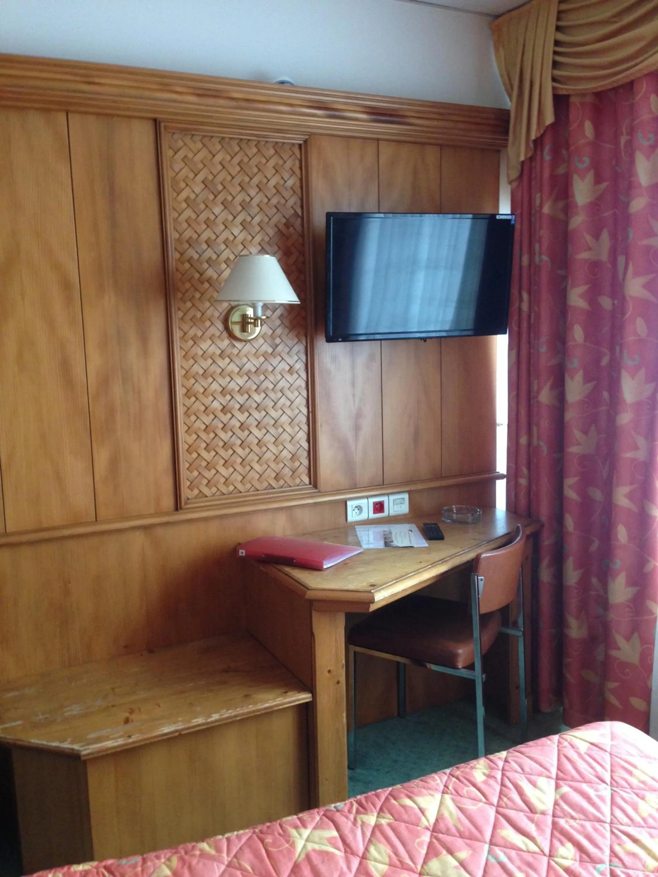 TV and multimedia, TV/Entertainment Center in Hotel Union