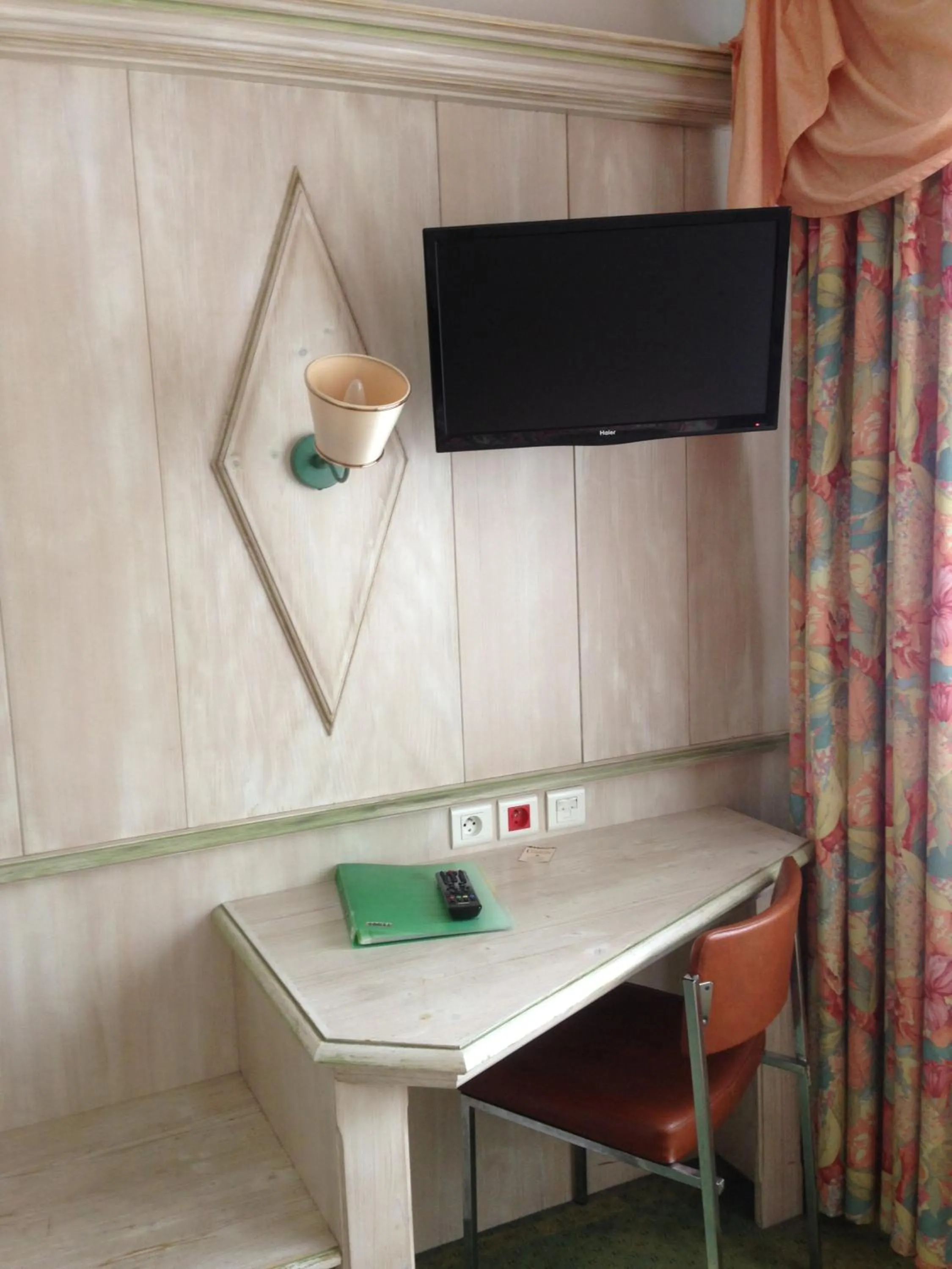 TV and multimedia, TV/Entertainment Center in Hotel Union