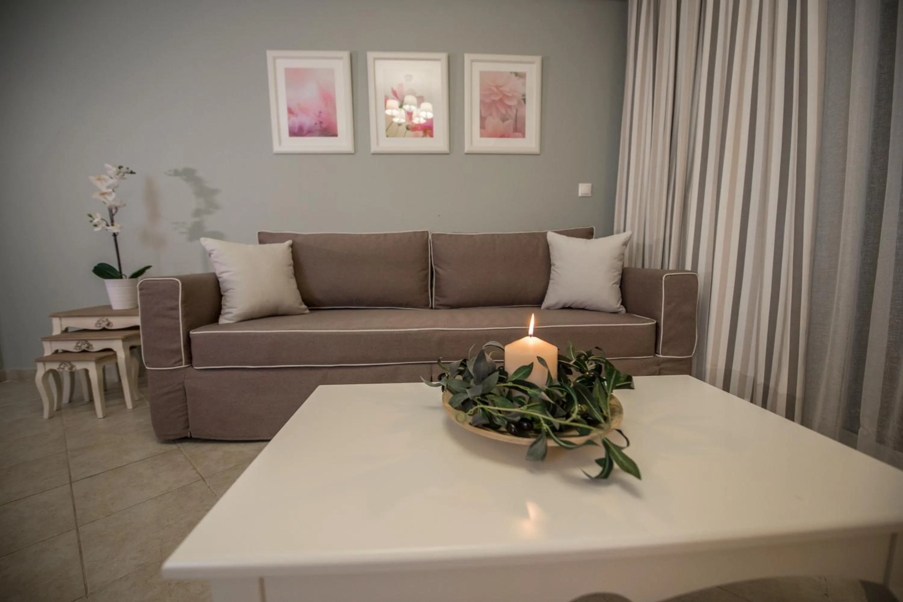 Photo of the whole room in Lefkadio