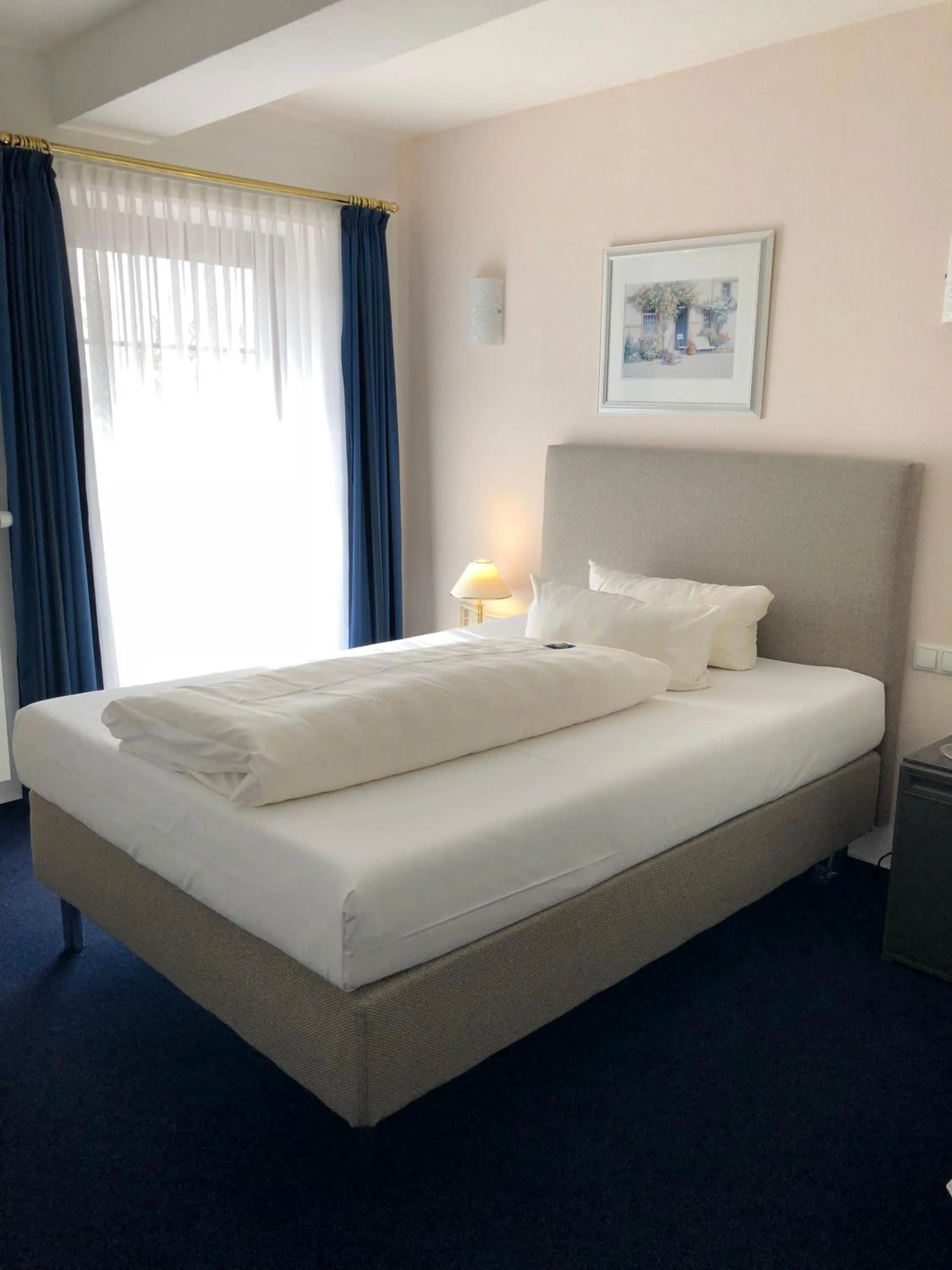 Photo of the whole room, Bed in Hotel Sylter Blaumuschel