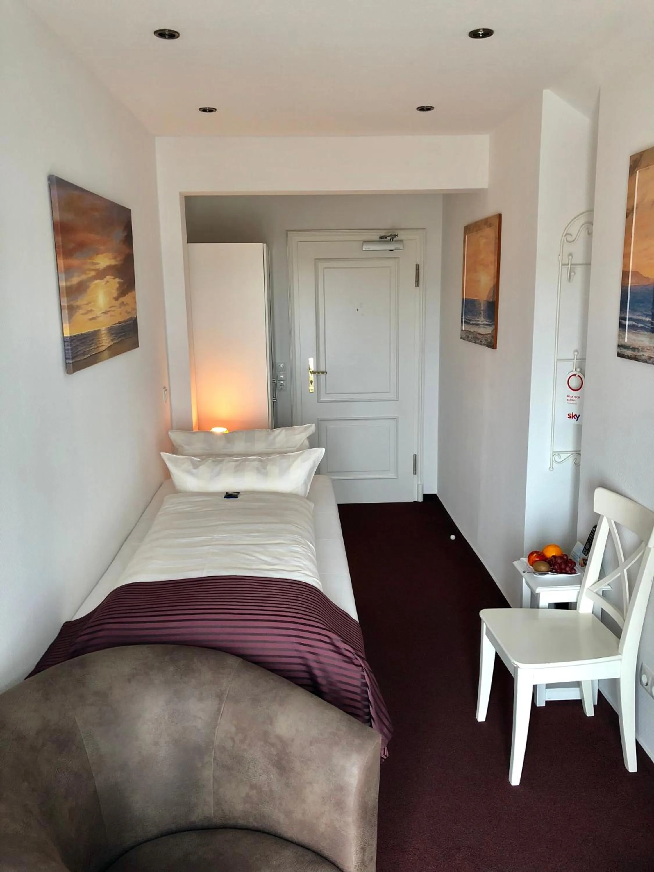 Photo of the whole room, Bed in Hotel Sylter Blaumuschel