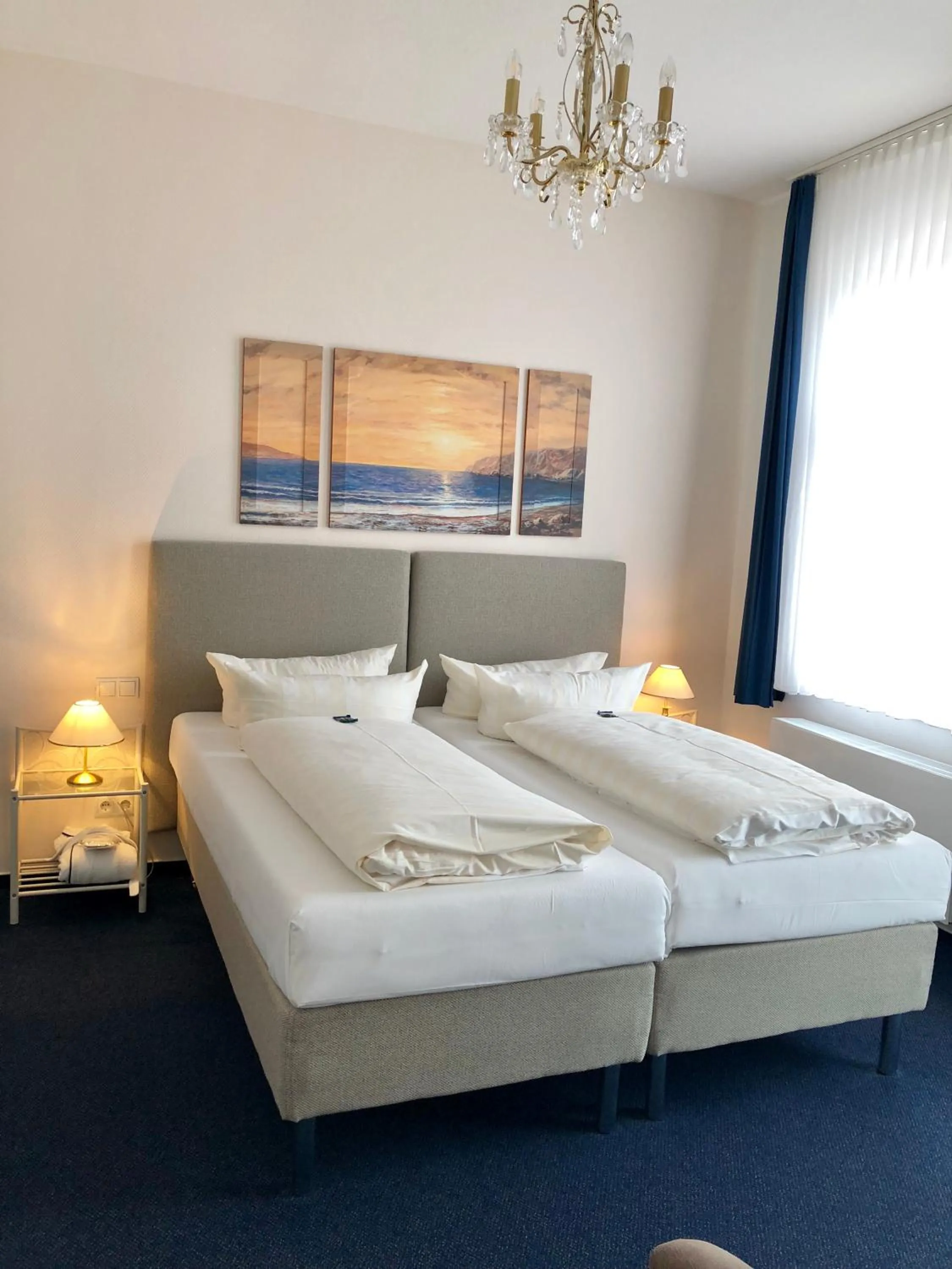 Photo of the whole room, Bed in Hotel Sylter Blaumuschel