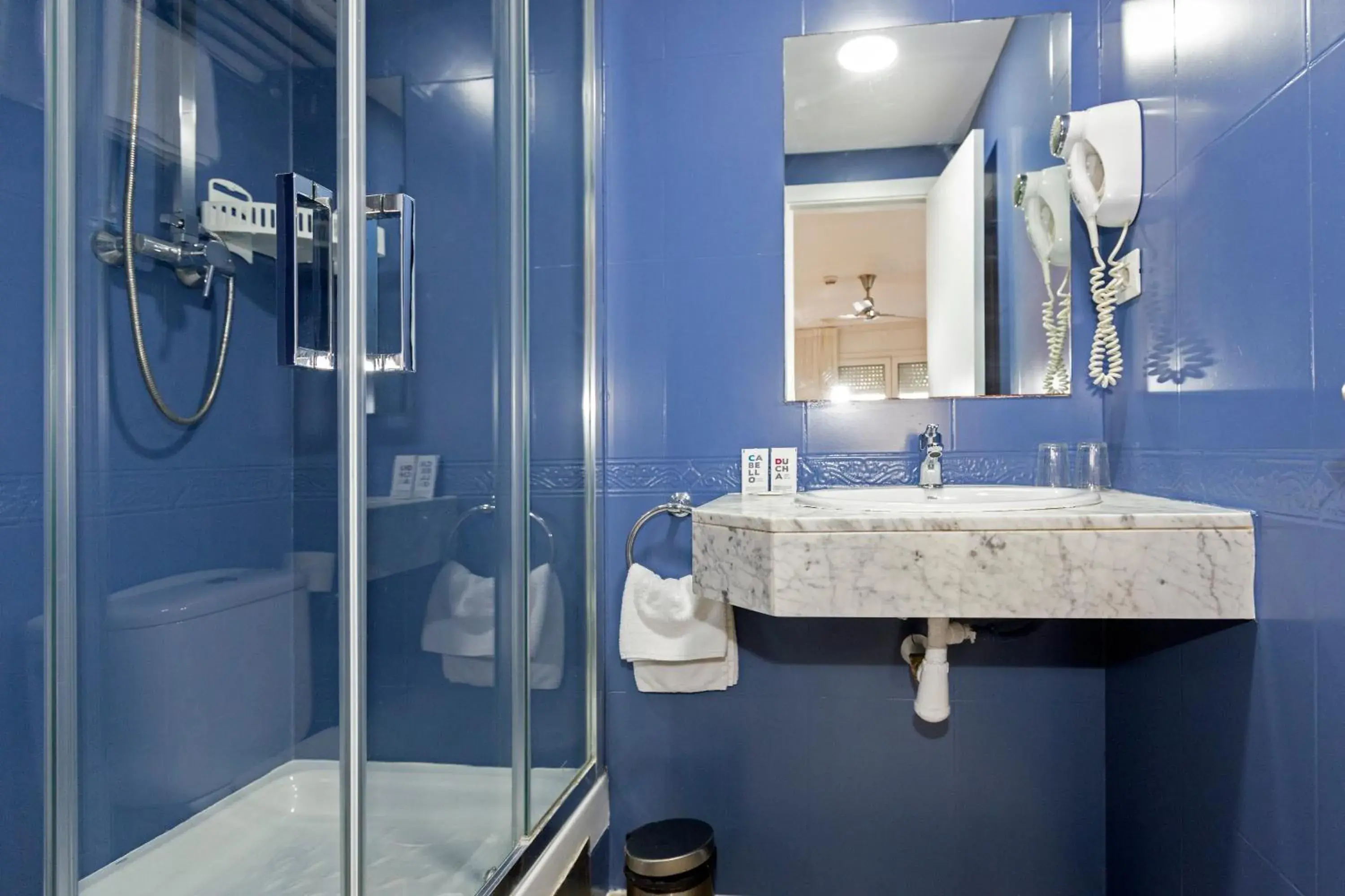 Bathroom in Yomo Hostal BCN Port Bathroom in Yomo Hostal BCN Port