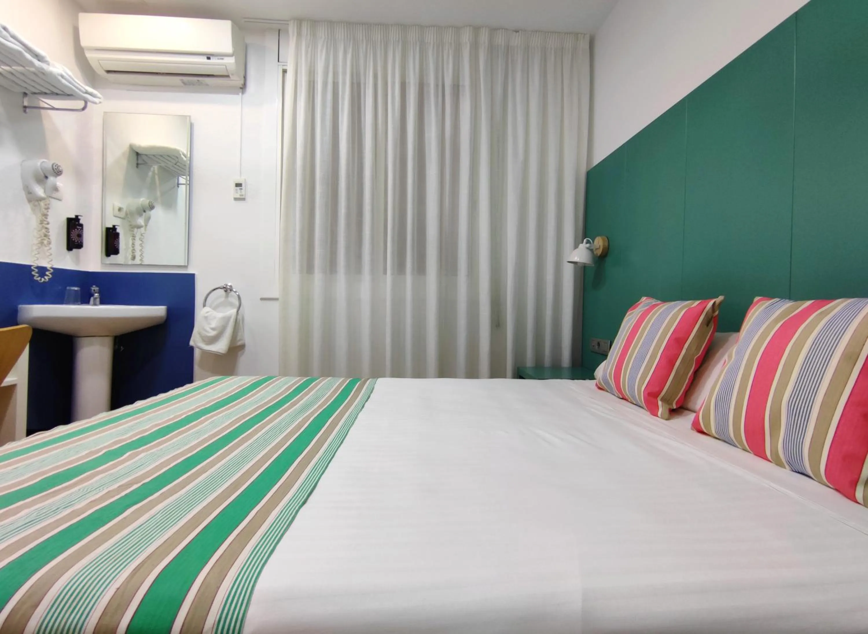 Bedroom, Bed in Yomo Hostal BCN Port