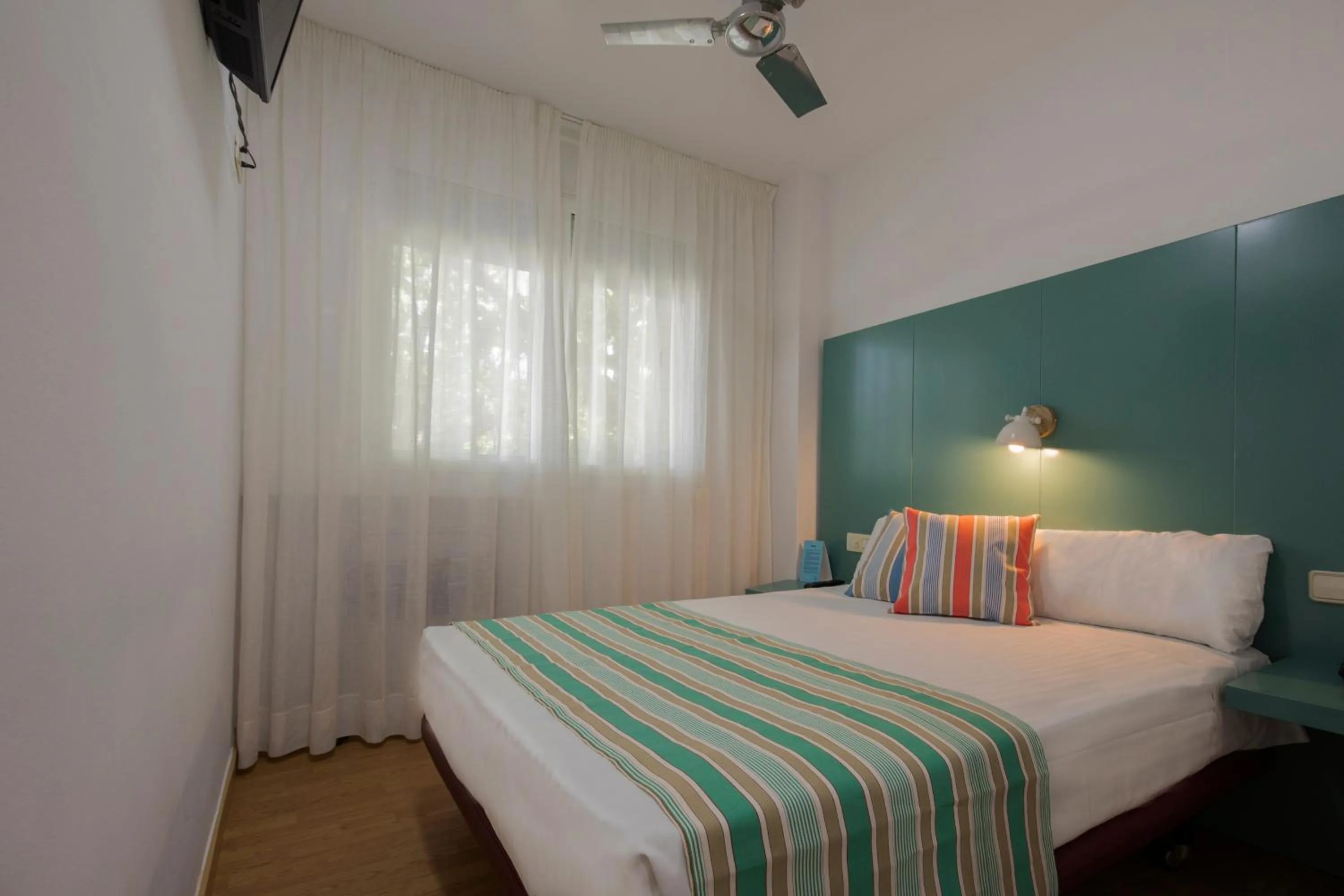 Photo of the whole room, Bed in Yomo Hostal BCN Port
