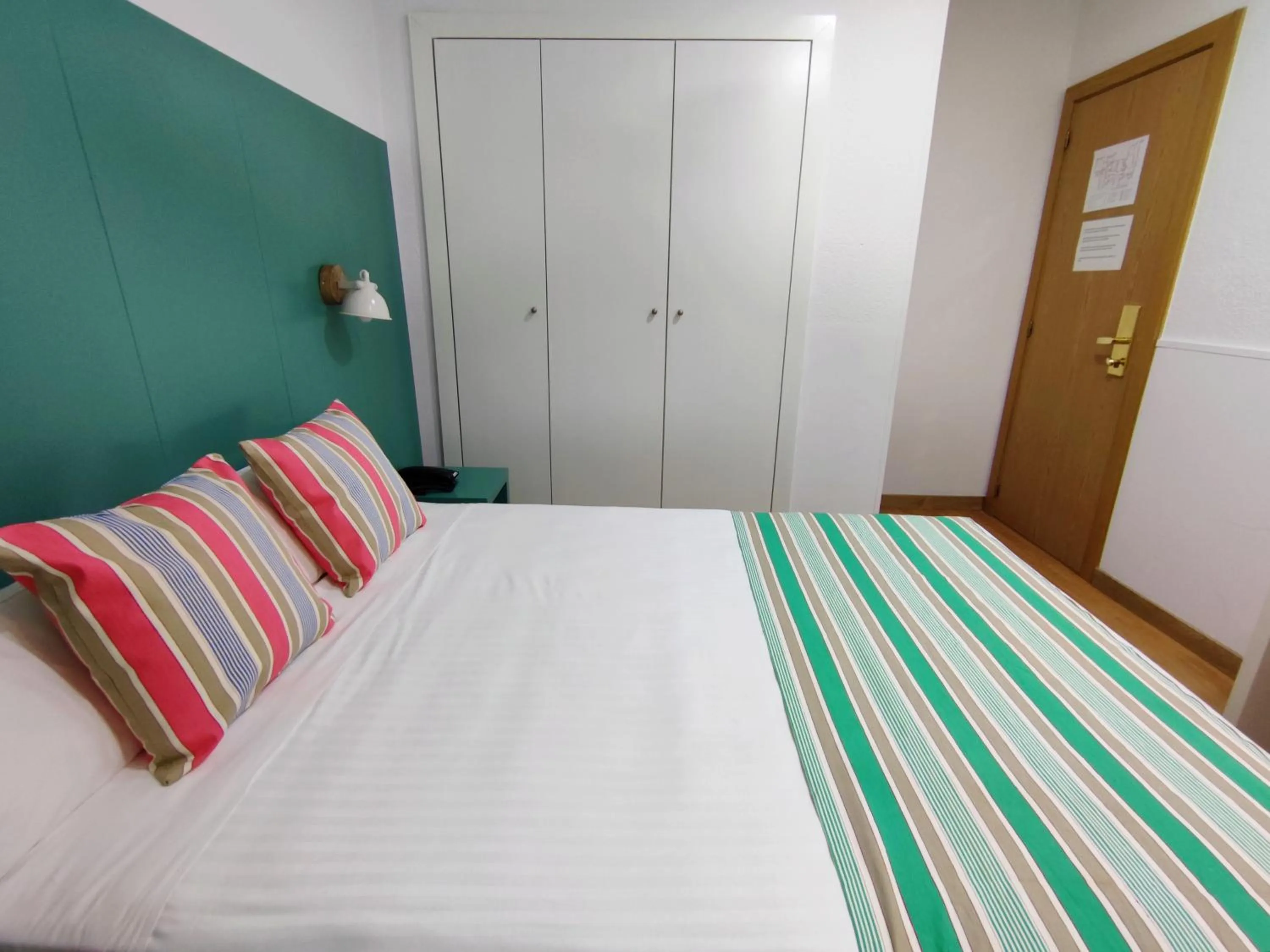 Photo of the whole room, Bed in Yomo Hostal BCN Port