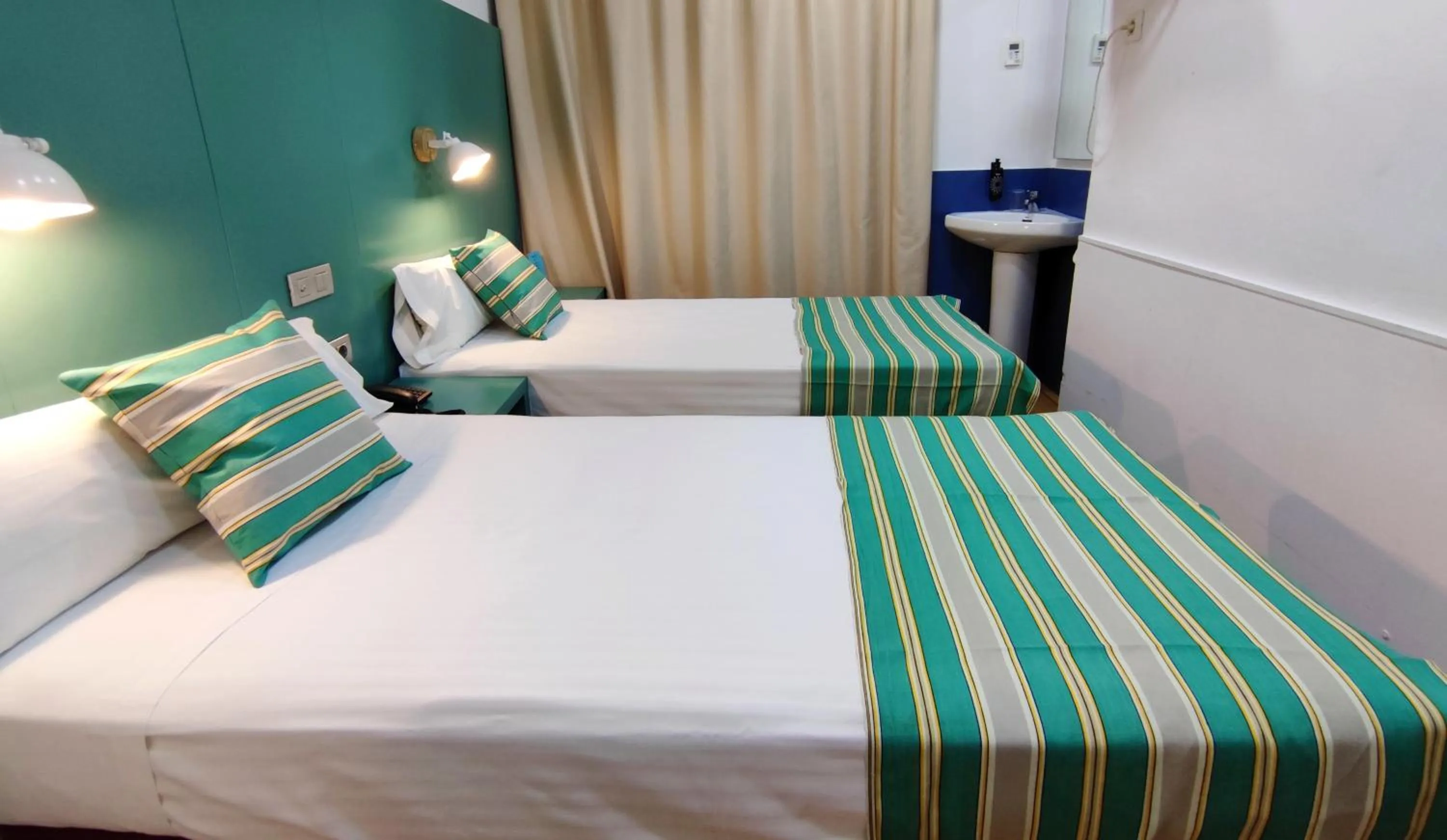 Bedroom, Bed in Yomo Hostal BCN Port