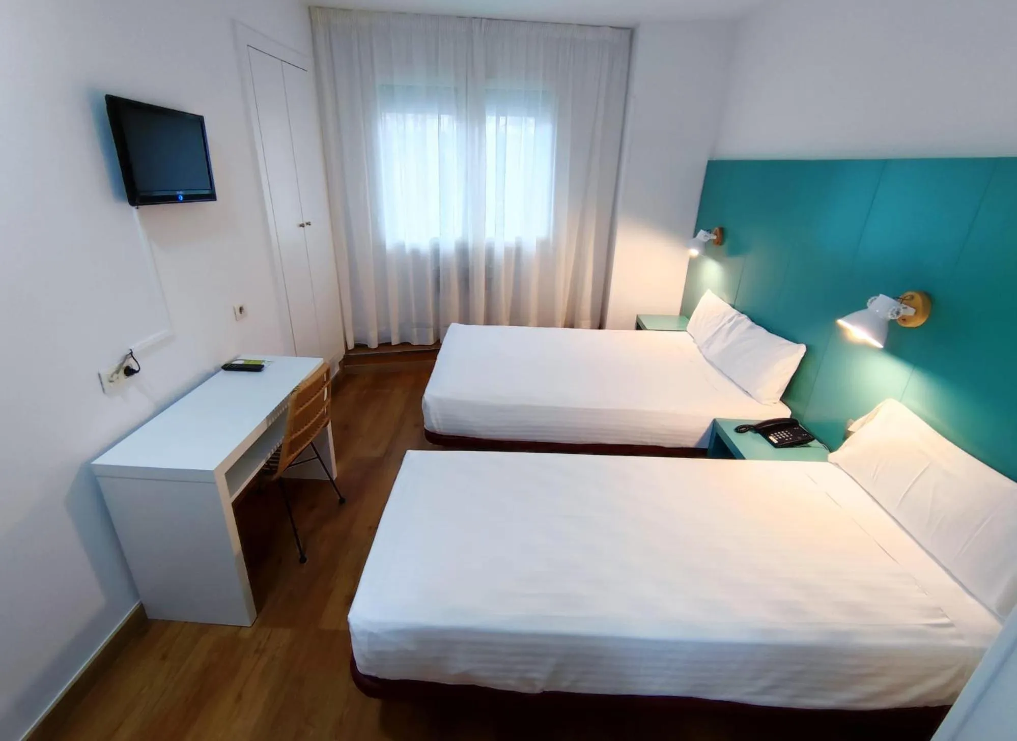 Photo of the whole room, Bed in Yomo Hostal BCN Port