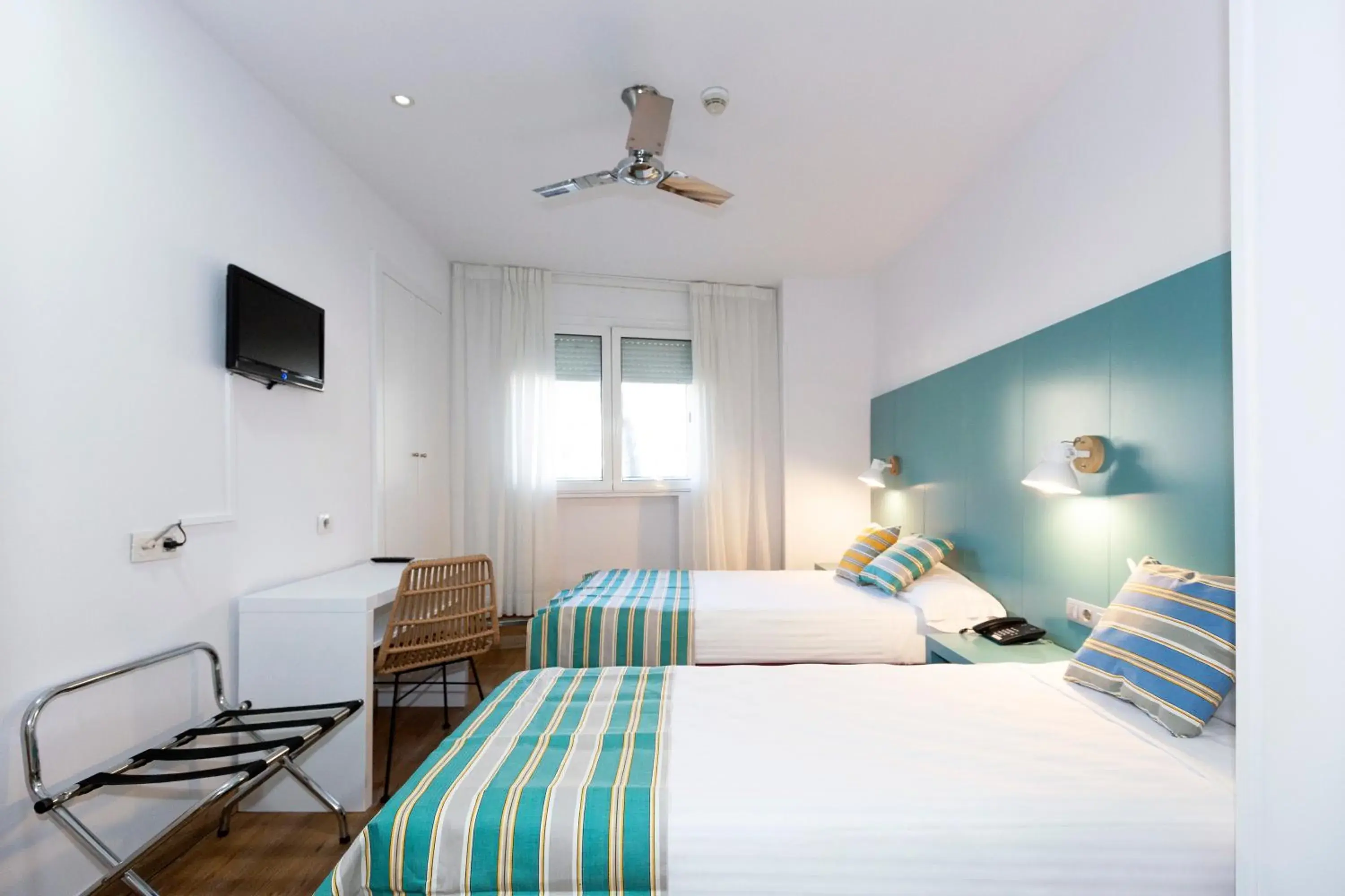 Photo of the whole room, Bed in Yomo Hostal BCN Port Photo of the whole room, Bed in Yomo Hostal BCN Port