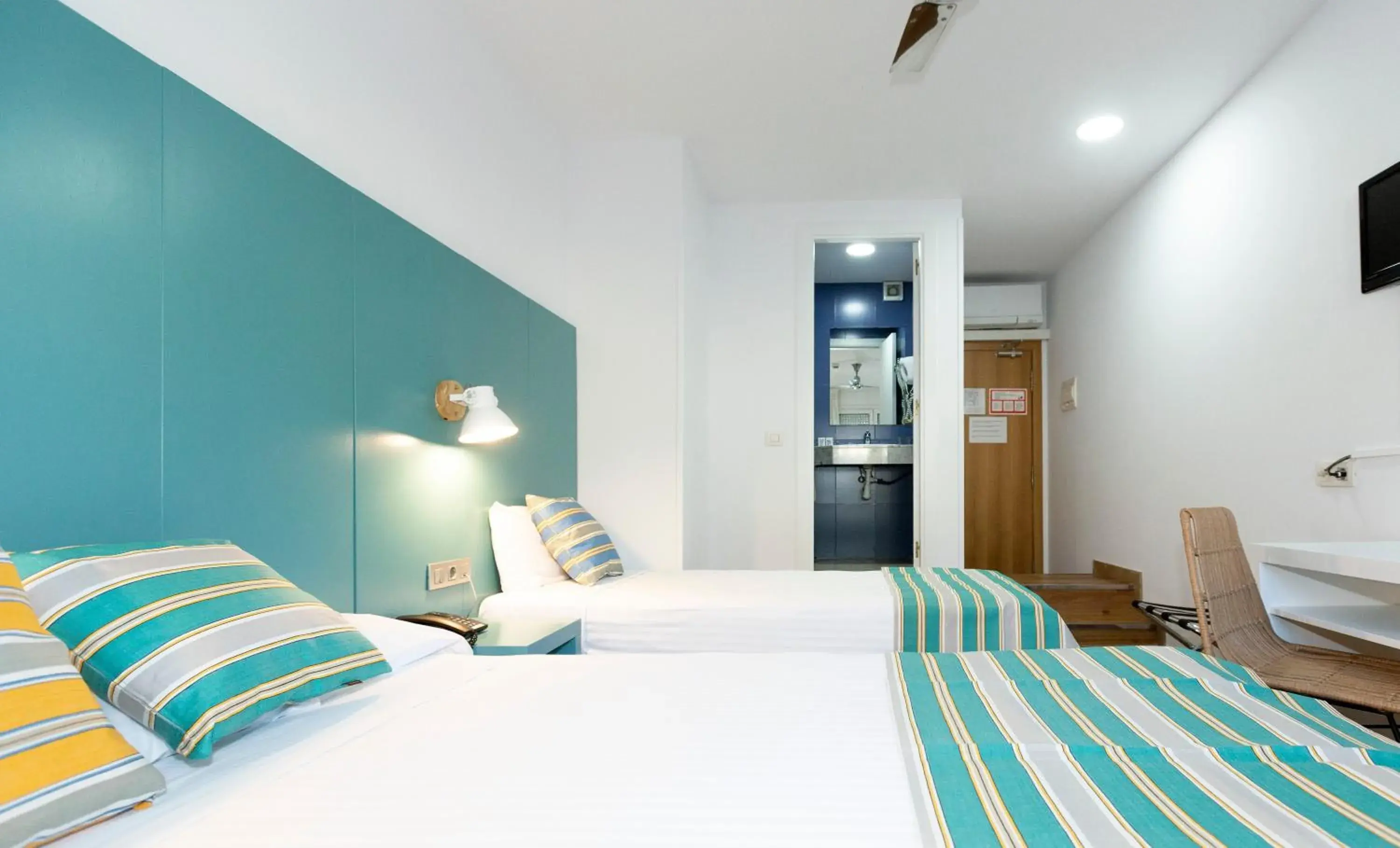 Photo of the whole room, Bed in Yomo Hostal BCN Port Photo of the whole room, Bed in Yomo Hostal BCN Port