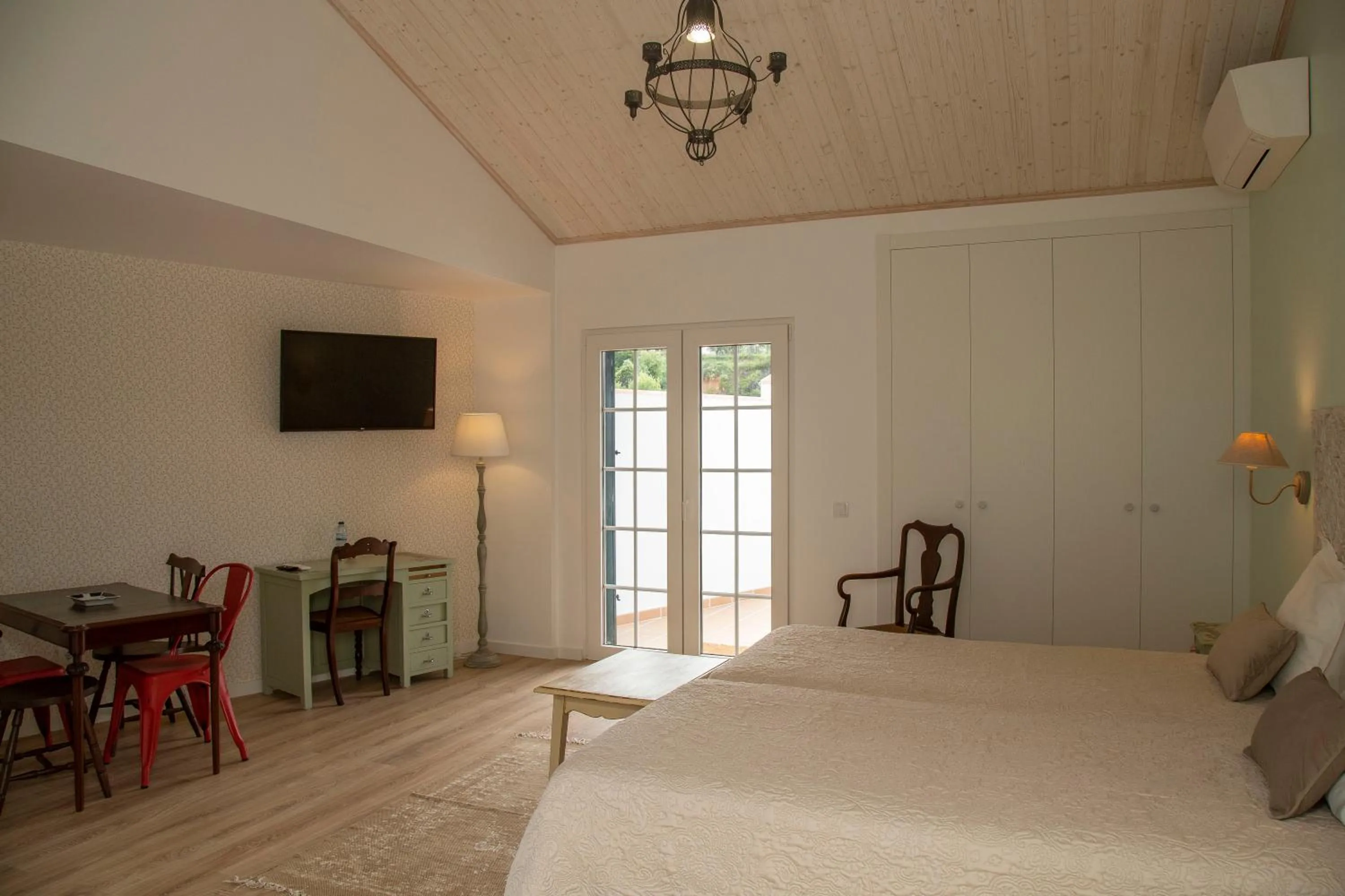 Communal lounge/ TV room, Bed in Aires da Serra Hotel