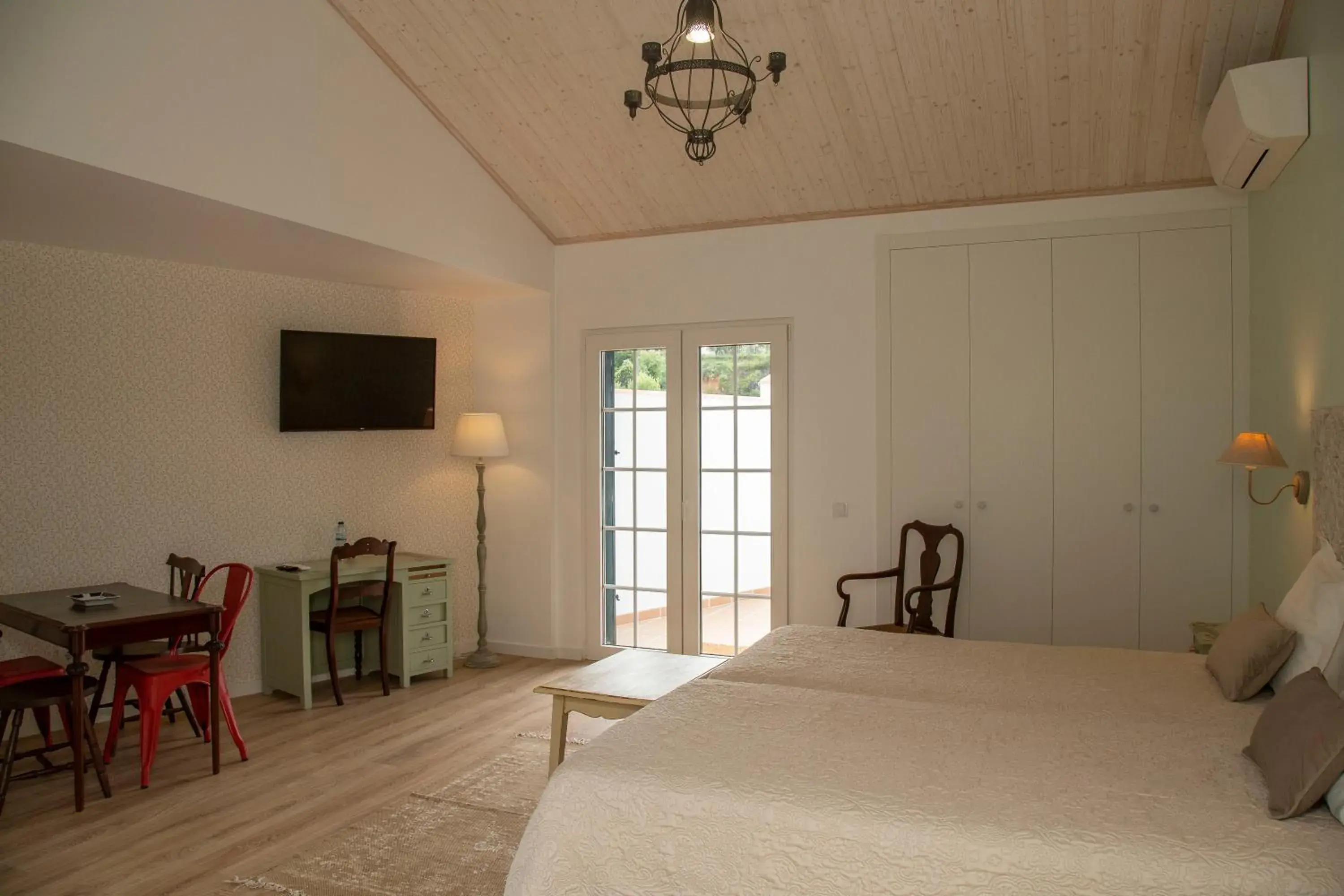 Communal lounge/ TV room, Bed in Aires da Serra Hotel Communal lounge/ TV room, Bed in Aires da Serra Hotel