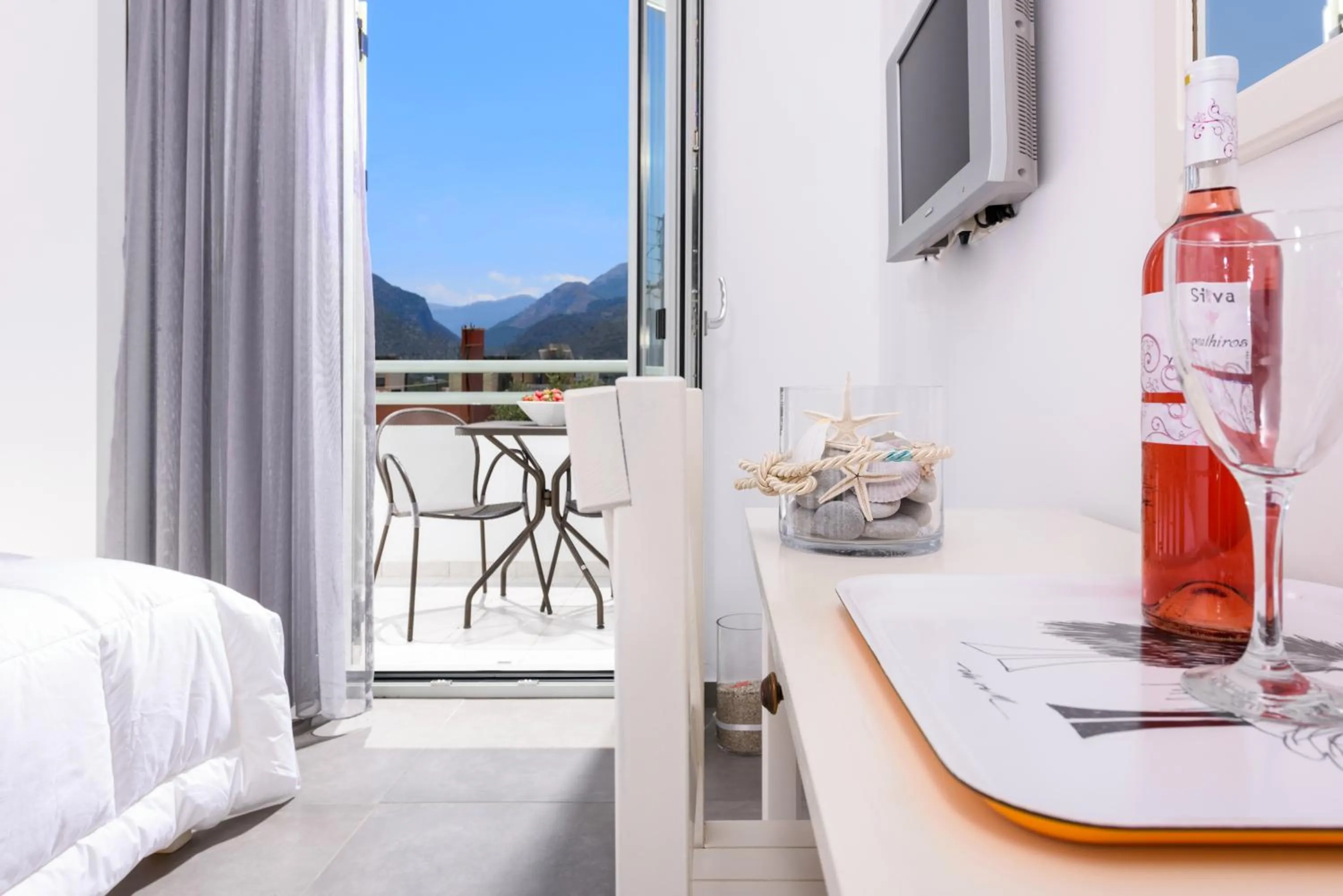 Day in Angela Studios Apartments