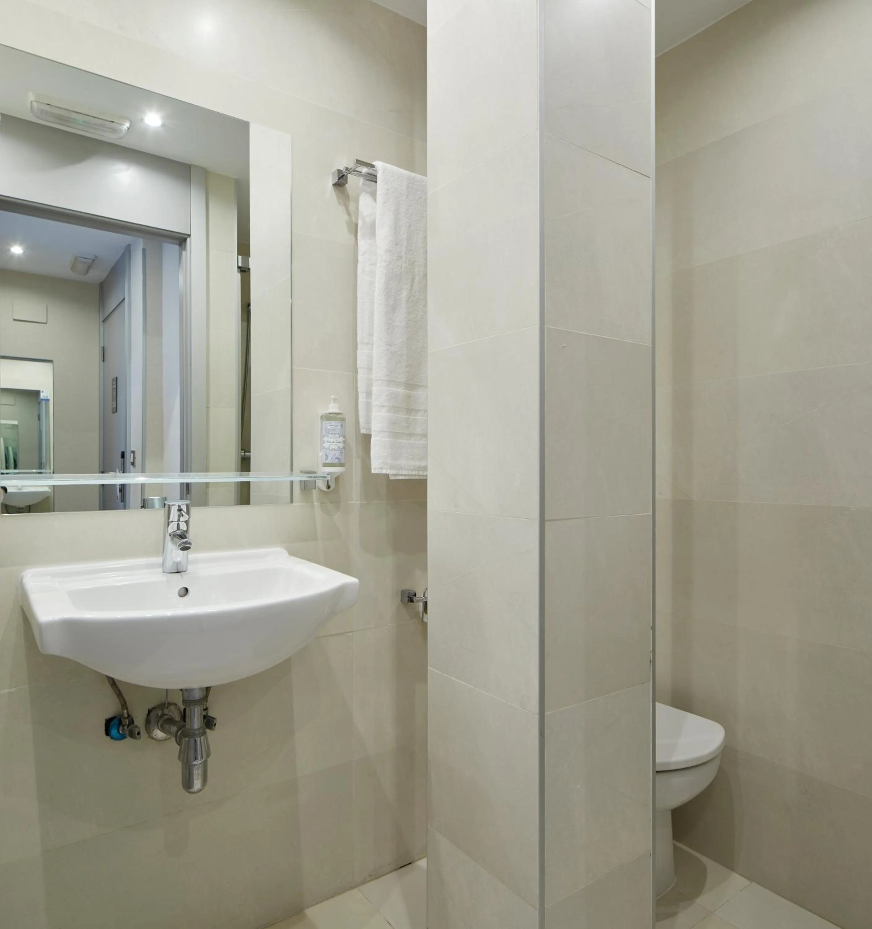 Toilet in Welcome Gros Hotel