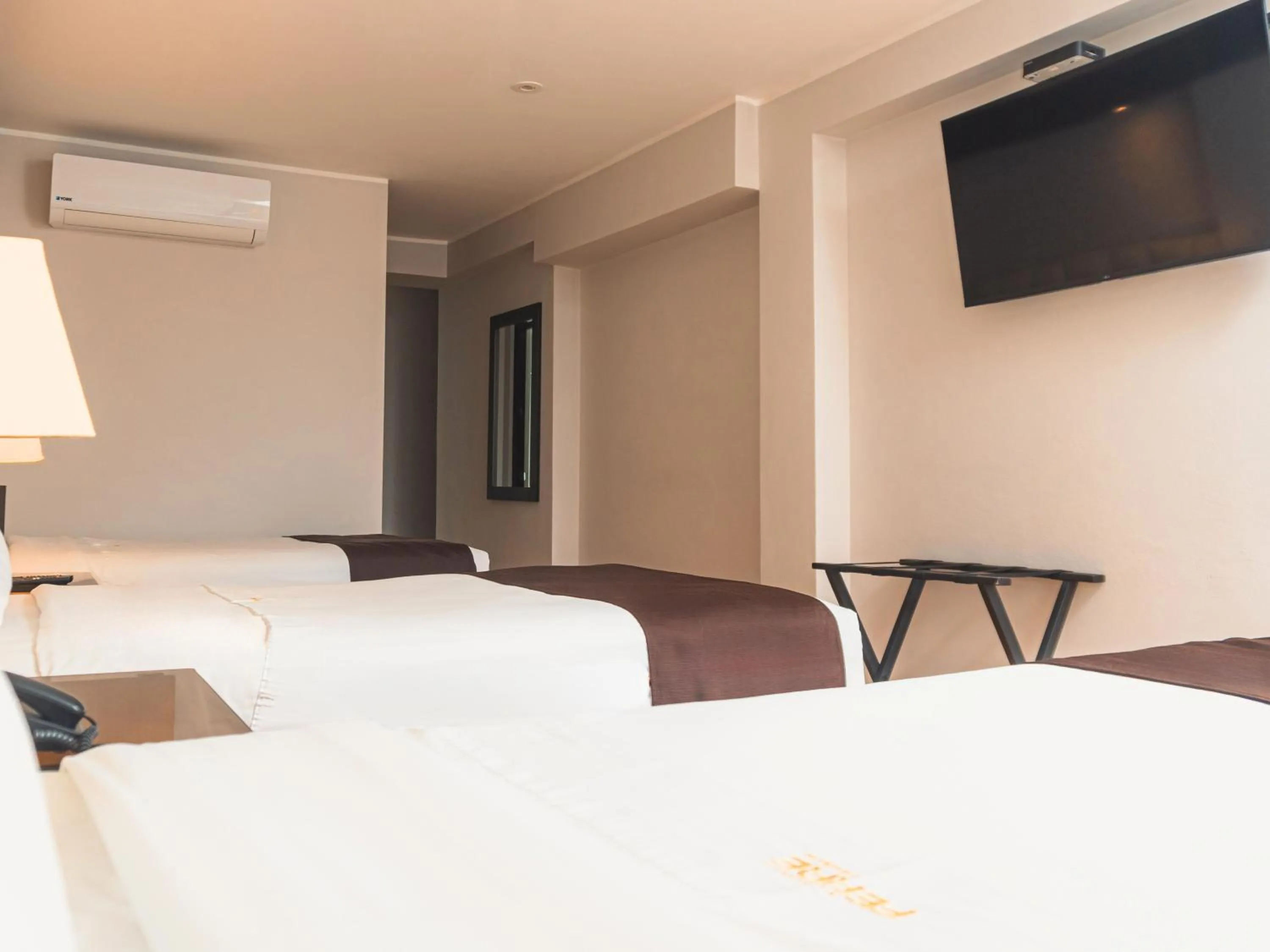 TV and multimedia in Hotel Ferré Miraflores