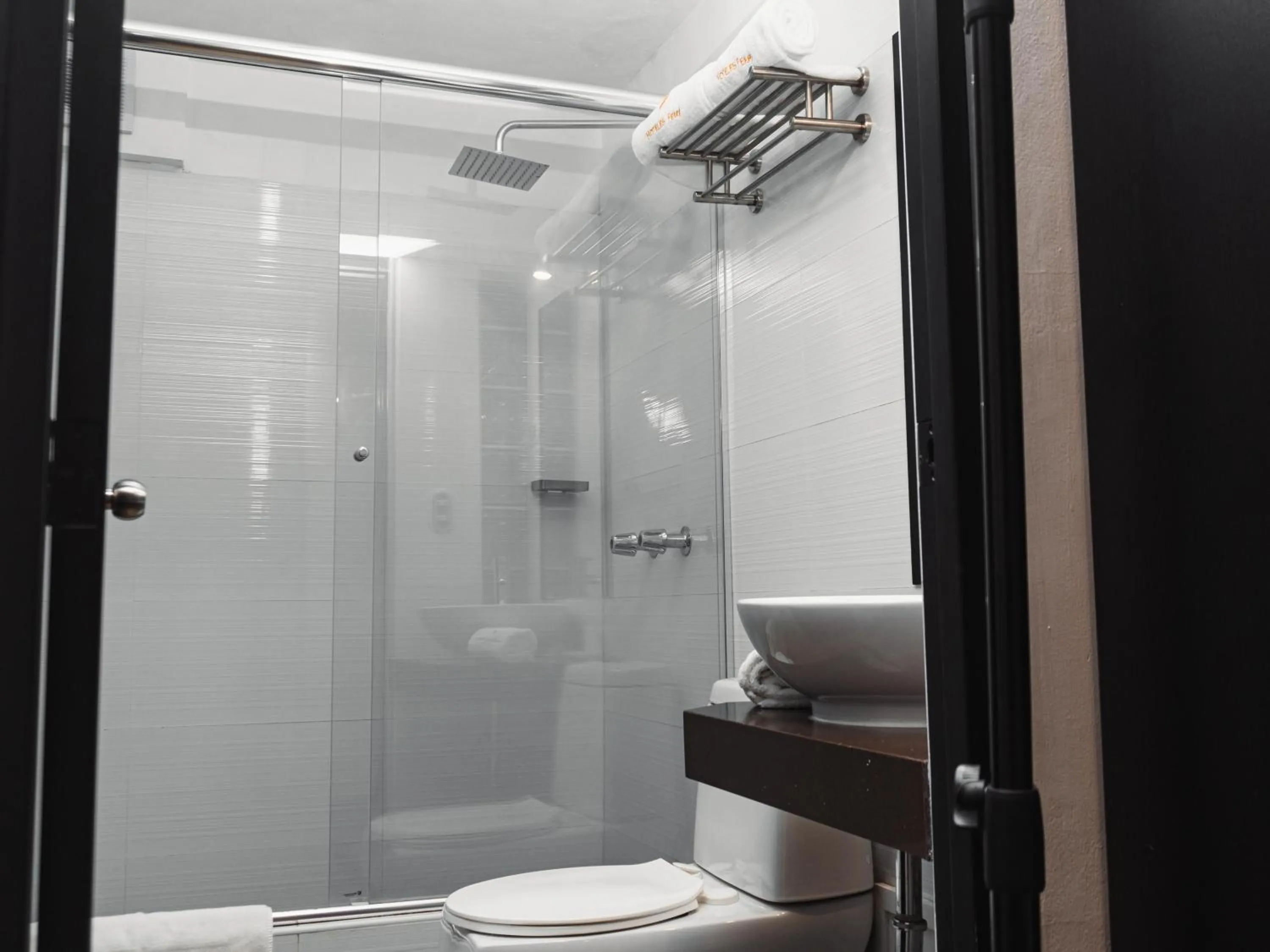 Shower in Hotel Ferré Miraflores