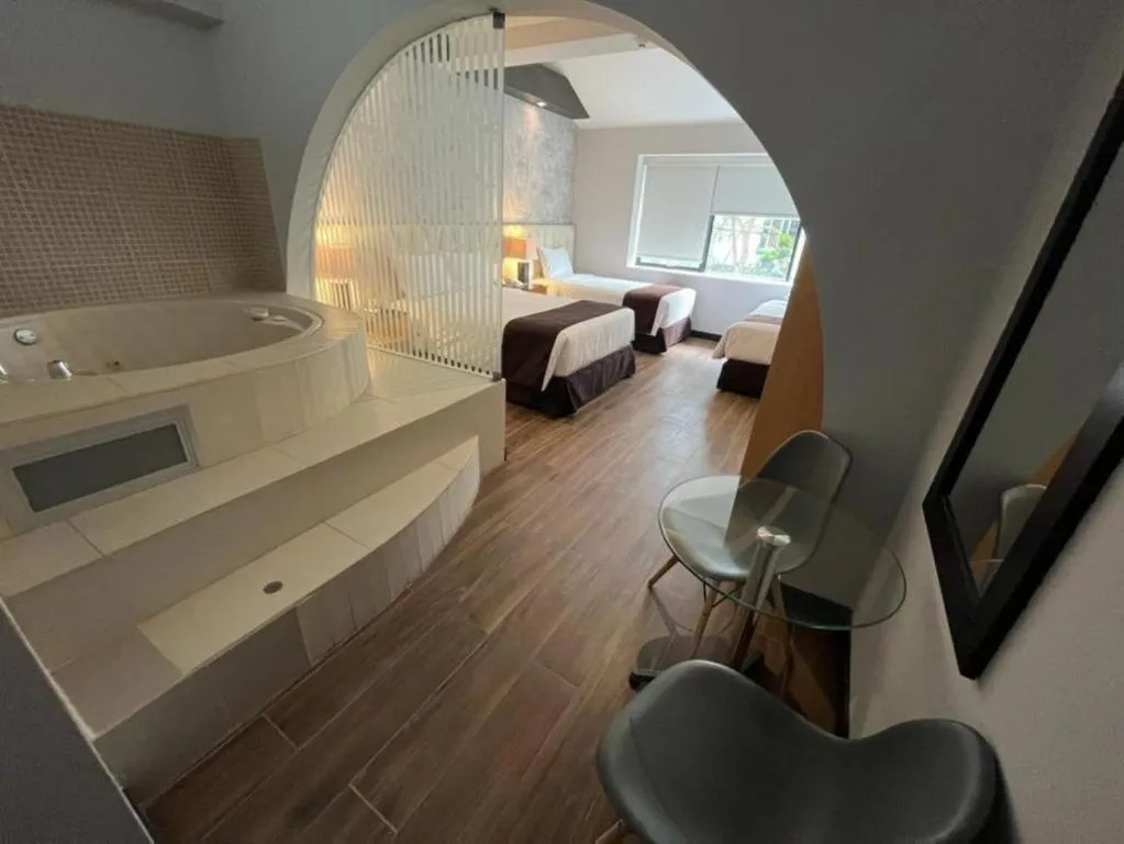 Hot Tub, Bed in Hotel Ferré Miraflores