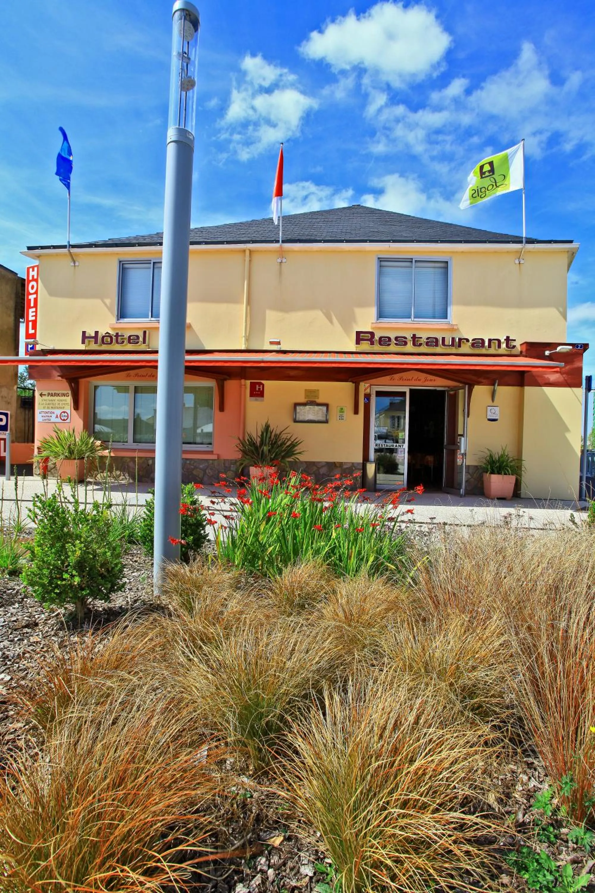 Facade/entrance in Le Point Du Jour