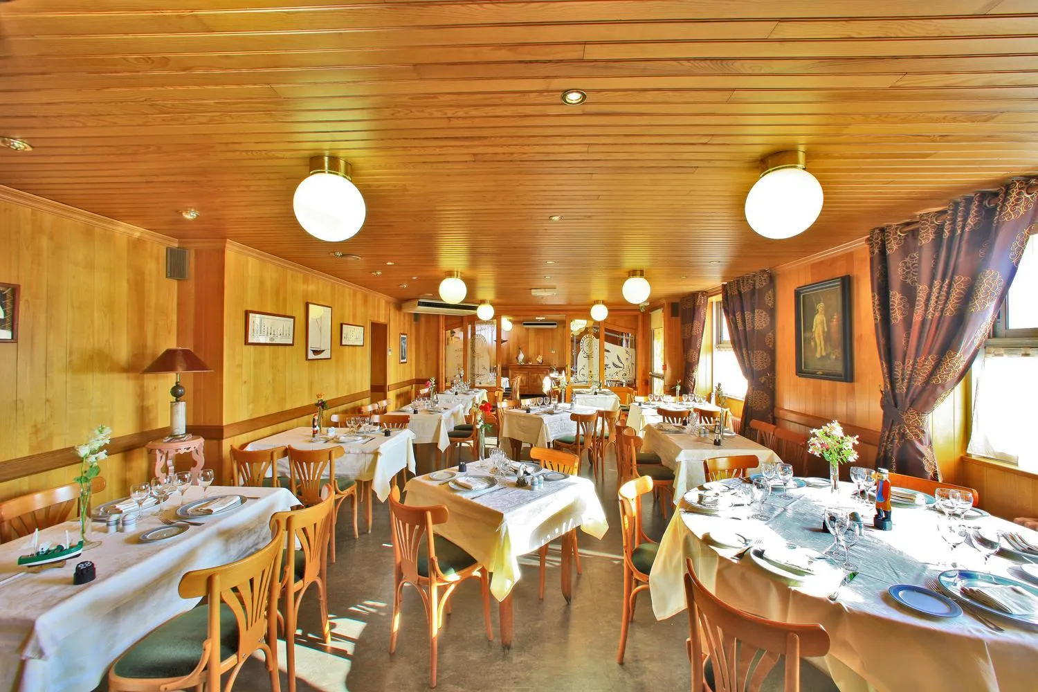 Restaurant/places to eat in Le Point Du Jour