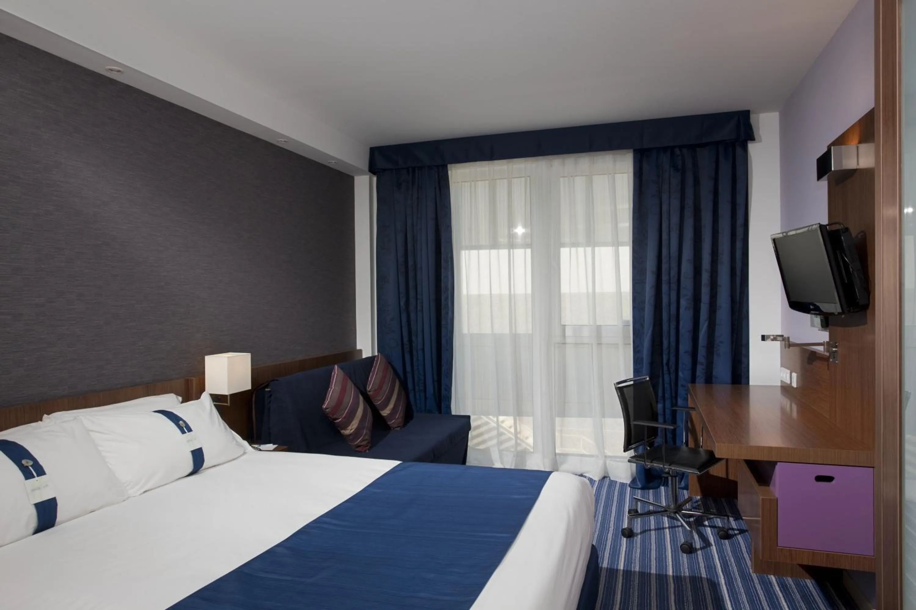 Photo of the whole room, Bed in Holiday Inn Express Madrid Leganes by IHG