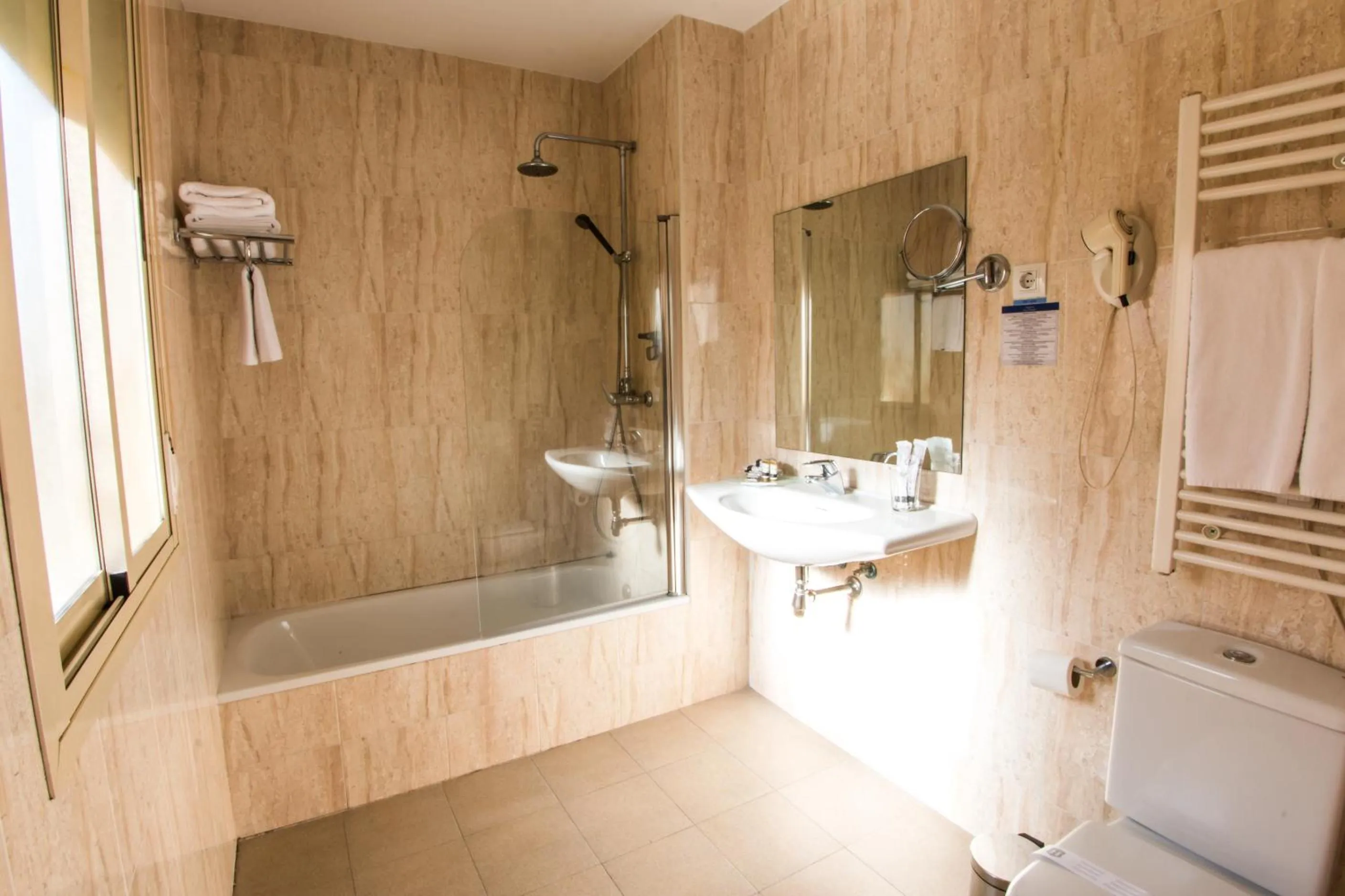 Bathroom in Hotel Suites Feria de Madrid