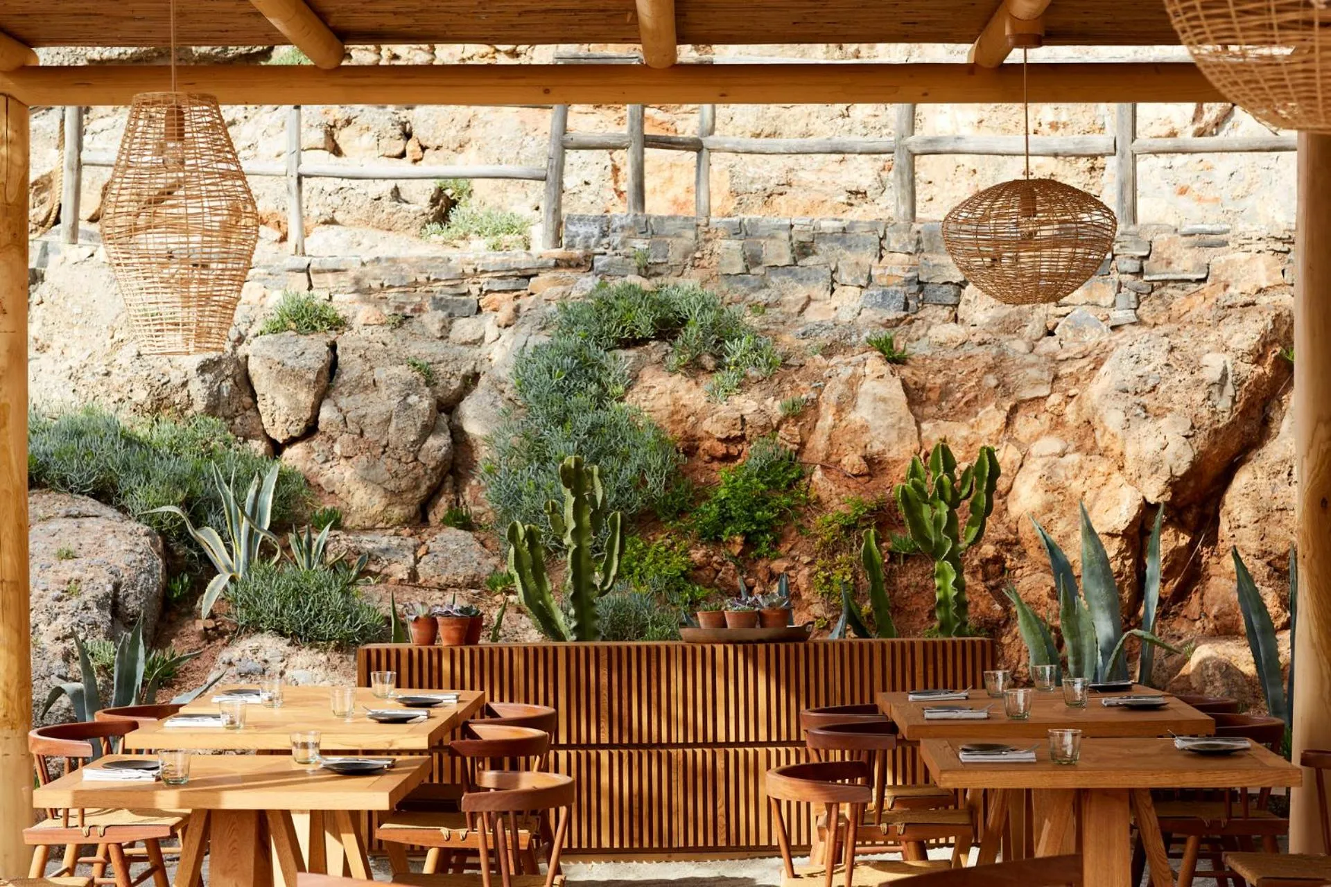 Restaurant/places to eat in Daios Cove