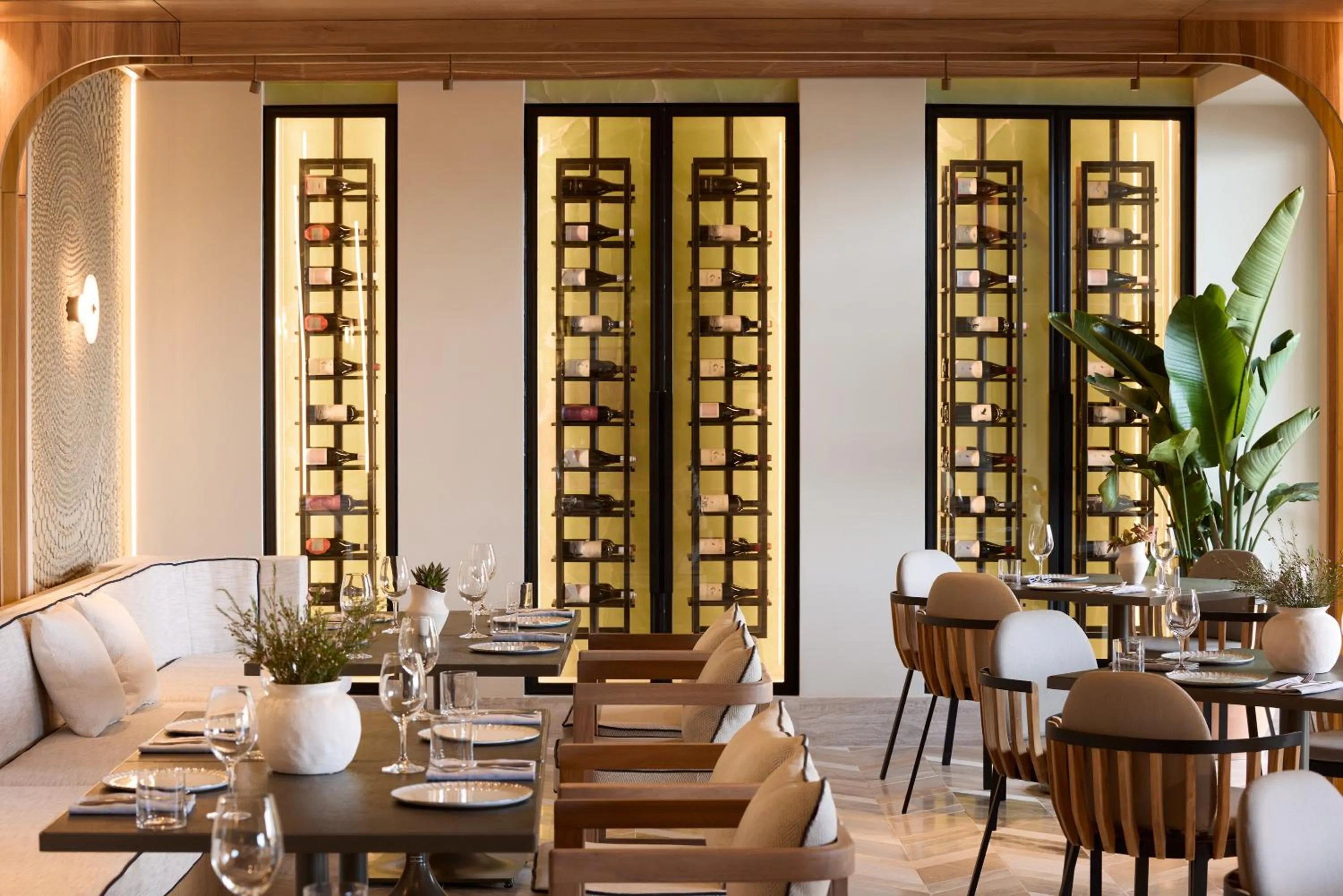 Restaurant/places to eat in Daios Cove