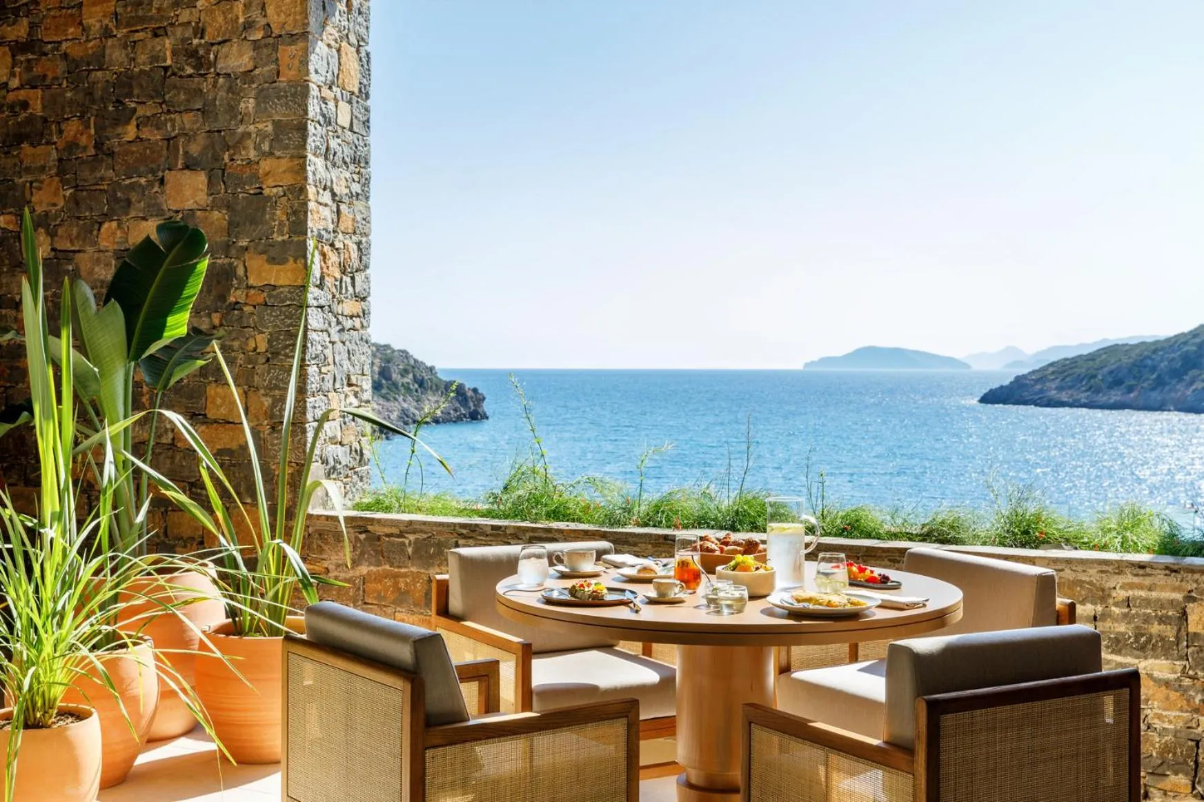Restaurant/places to eat in Daios Cove