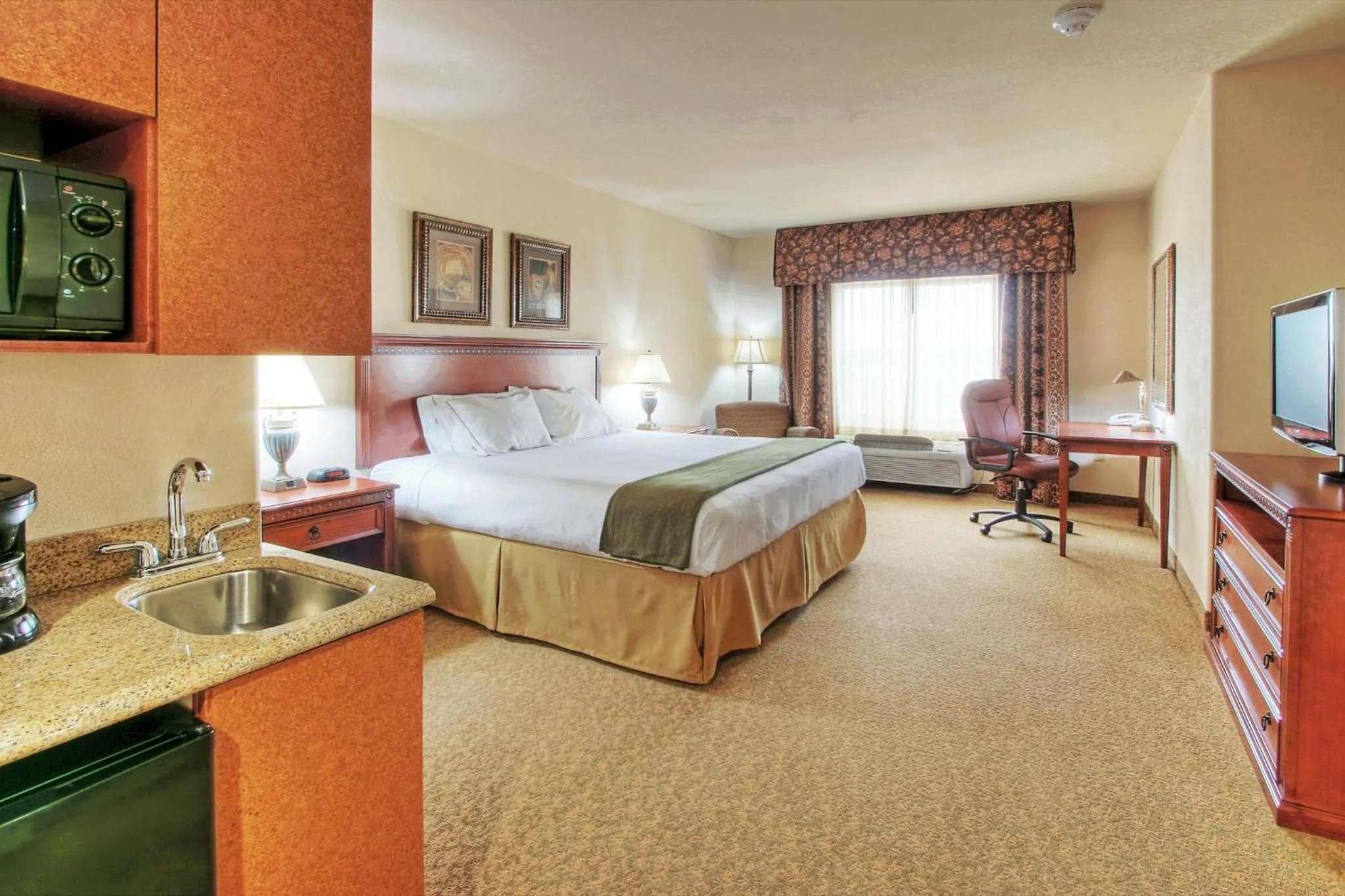 Photo of the whole room, Bed in Holiday Inn Express Hotel & Suites Las Cruces by IHG