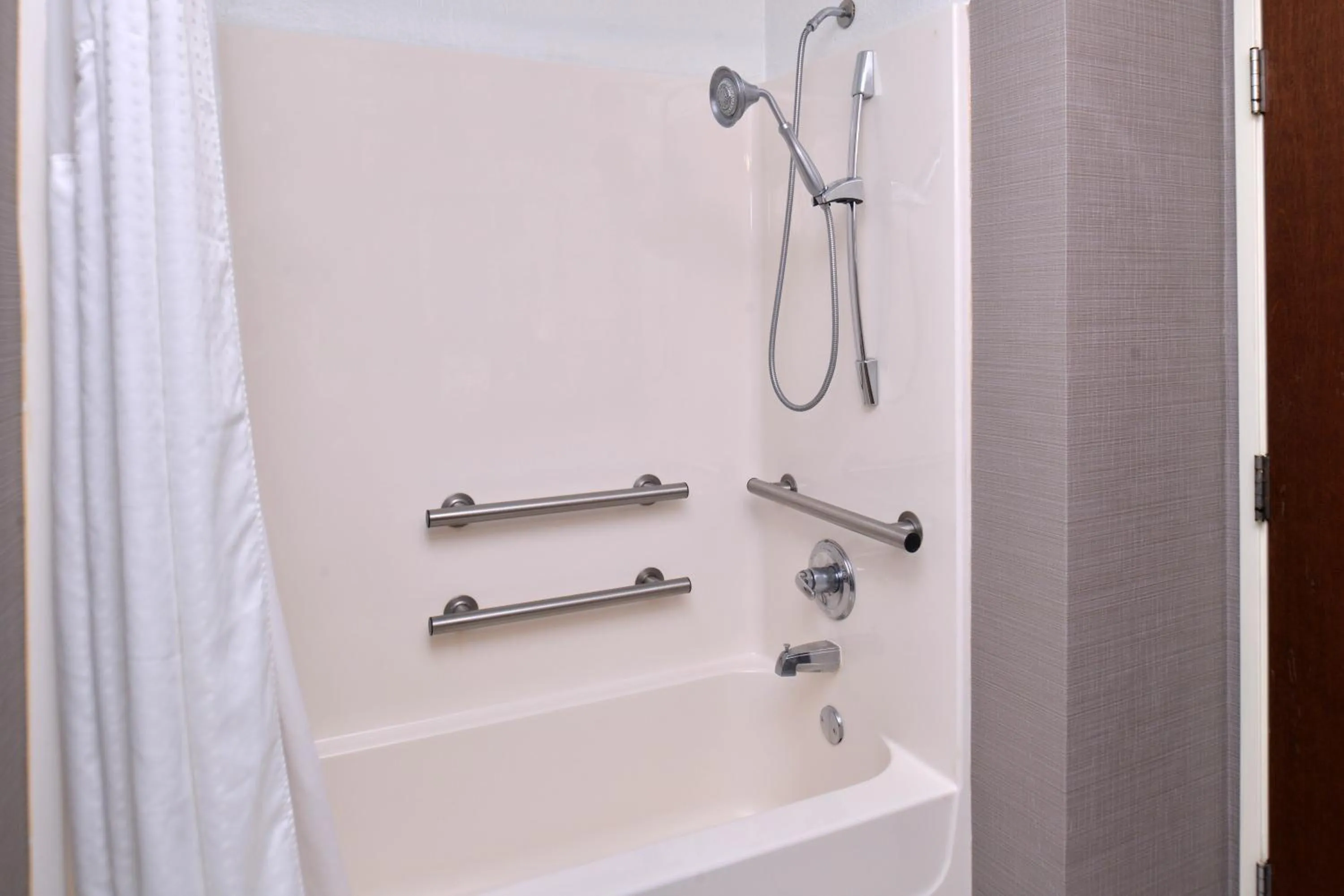 Photo of the whole room in Holiday Inn Express Hotel & Suites Lonoke I-40 by IHG