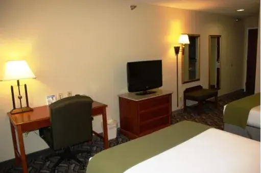 Bed in Holiday Inn Express Hotel & Suites Lonoke I-40 by IHG Bed in Holiday Inn Express Hotel & Suites Lonoke I-40 by IHG