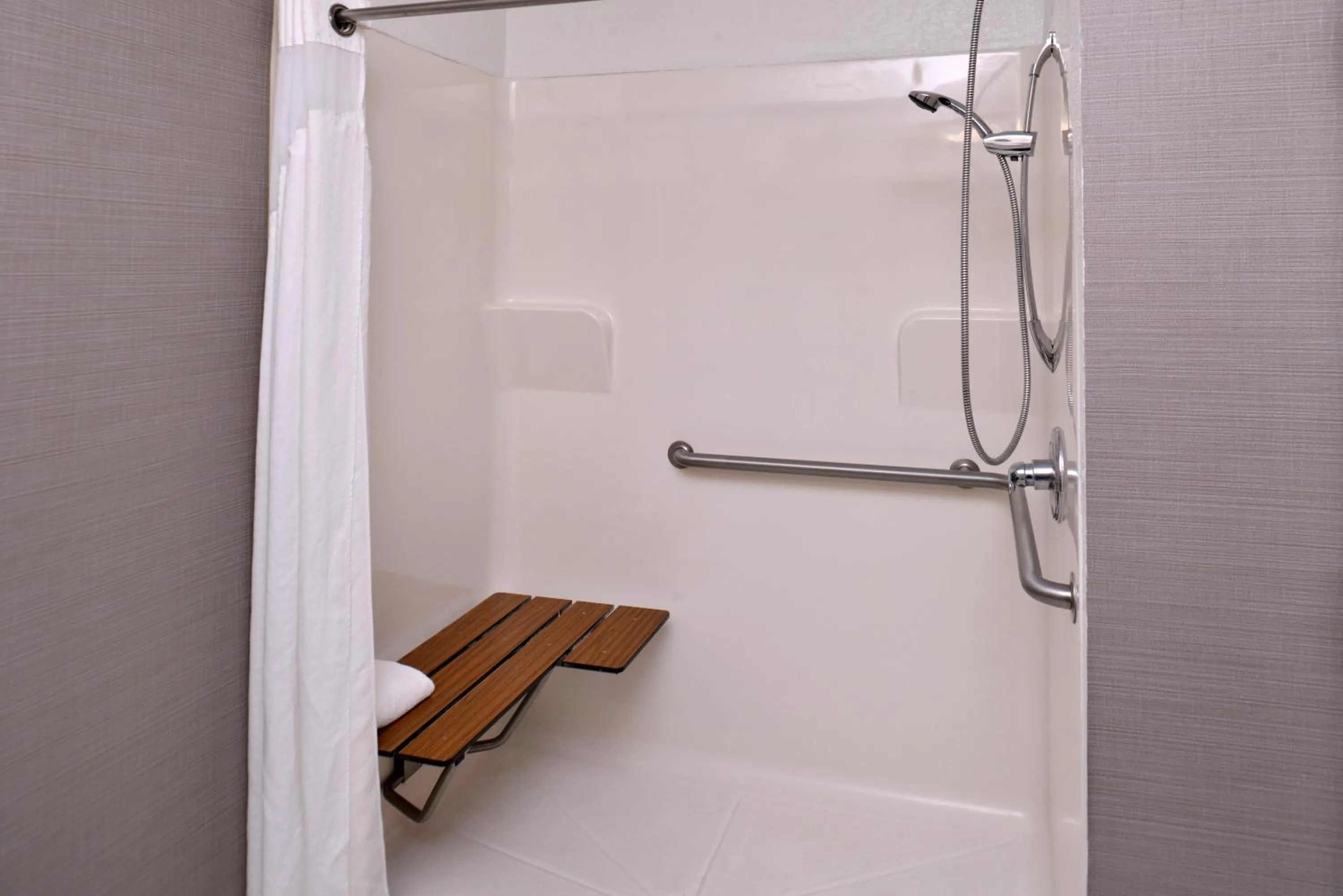 Photo of the whole room in Holiday Inn Express Hotel & Suites Lonoke I-40 by IHG