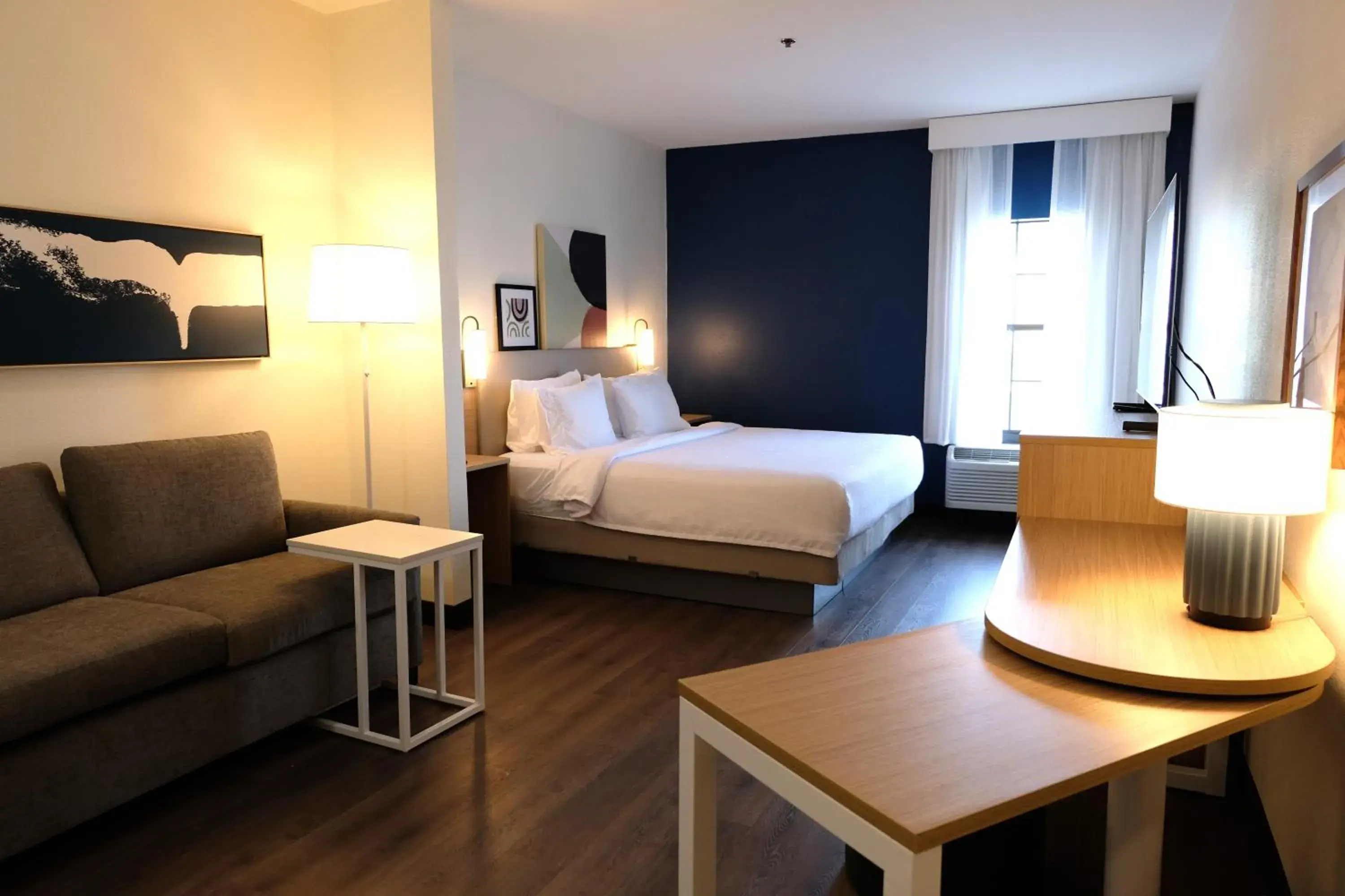 Seating area, Bed in Holiday Inn Express Hotel & Suites North Little Rock, an IHG Hotel Seating area, Bed in Holiday Inn Express Hotel & Suites North Little Rock, an IHG Hotel