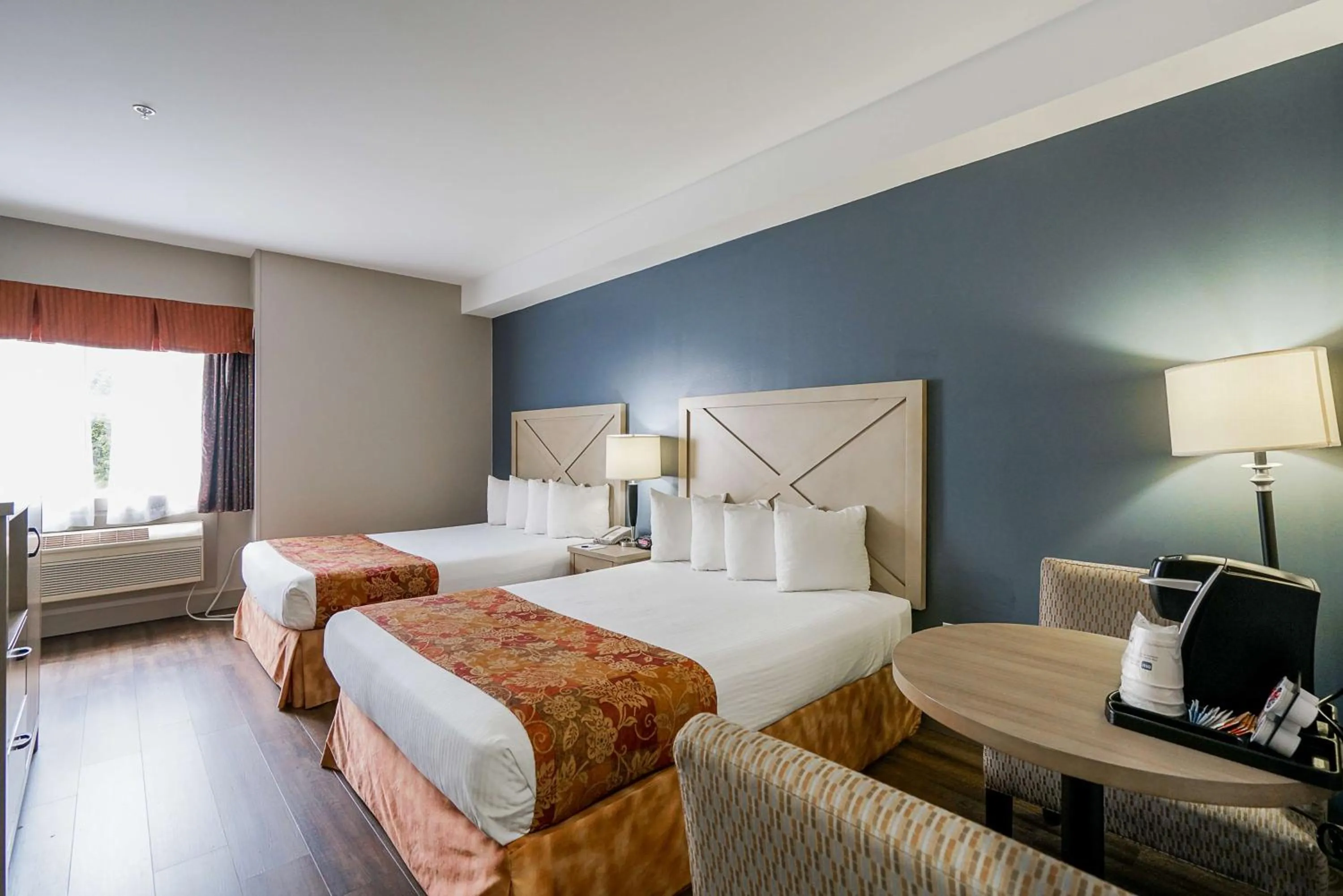 Photo of the whole room, Bed in Best Western Peace Arch Inn