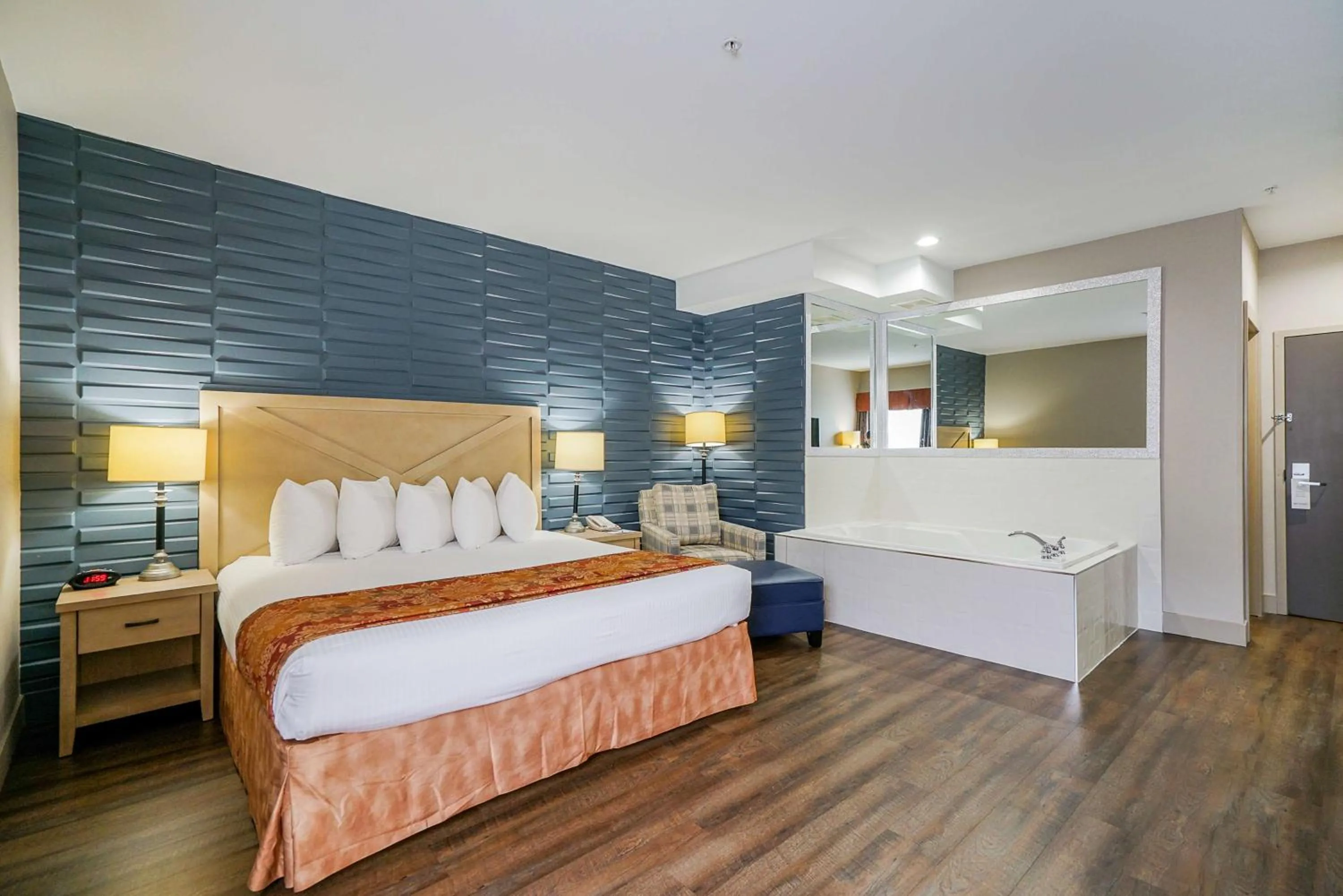 Photo of the whole room, Bed in Best Western Peace Arch Inn