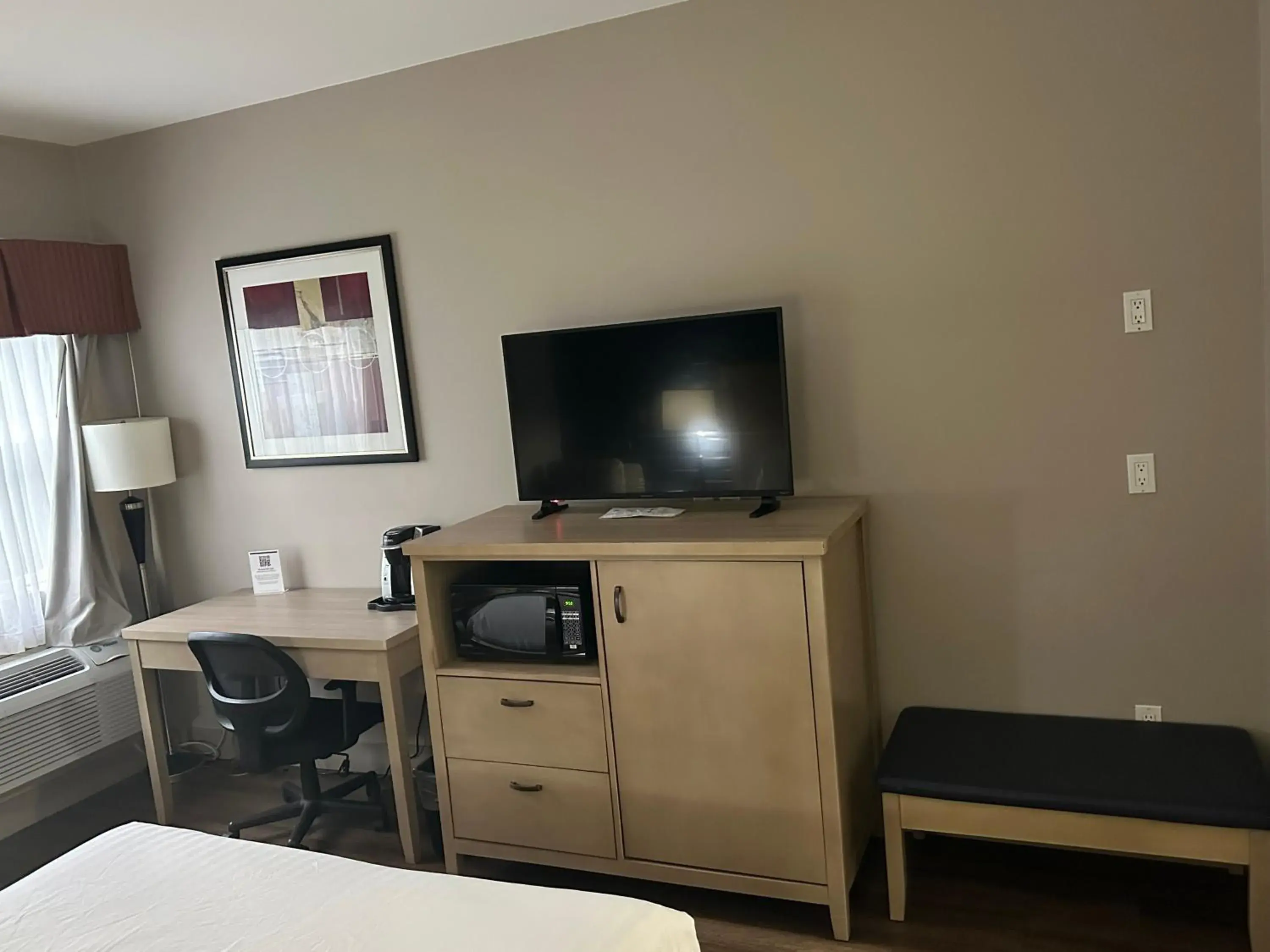 Queen Room with Walk-In Shower - Mobility Accessible in Best Western Peace Arch Inn Queen Room with Walk-In Shower - Mobility Accessible in Best Western Peace Arch Inn