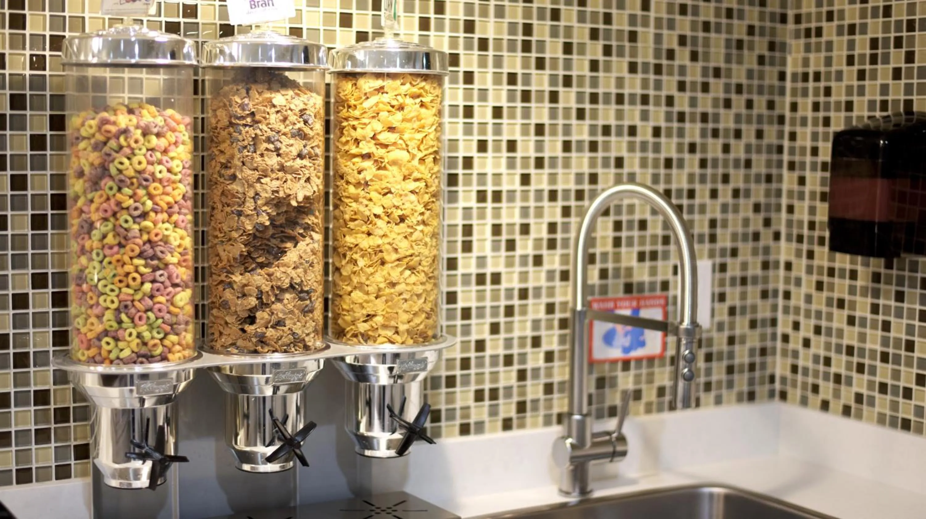 Continental breakfast in Best Western Peace Arch Inn