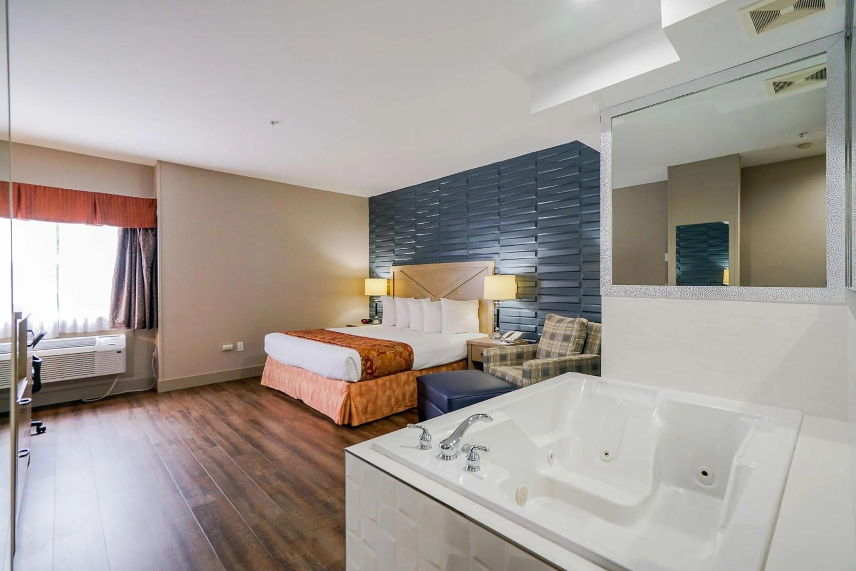 Photo of the whole room, Bed in Best Western Peace Arch Inn