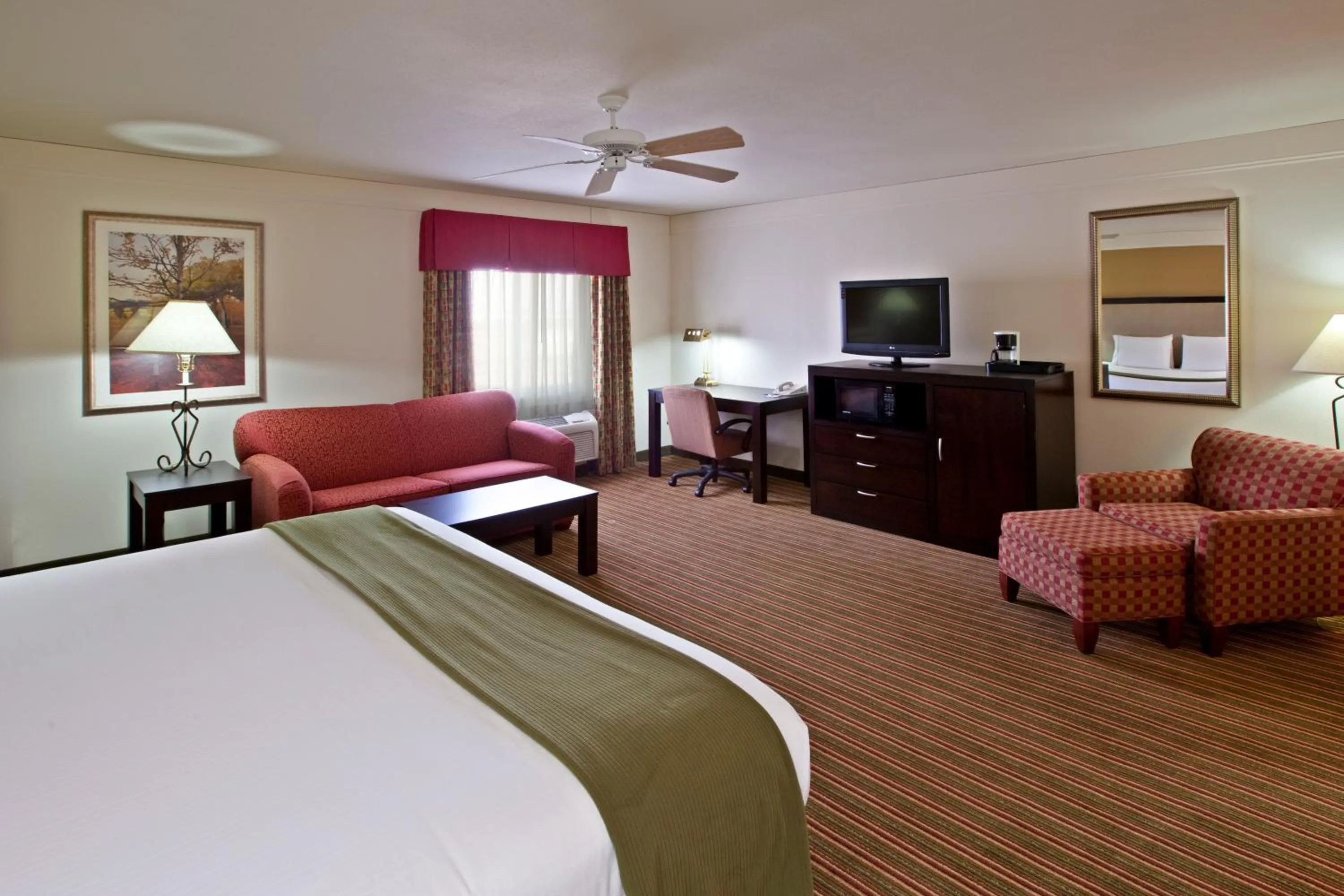 Photo of the whole room, Bed in Baymont by Wyndham Litchfield