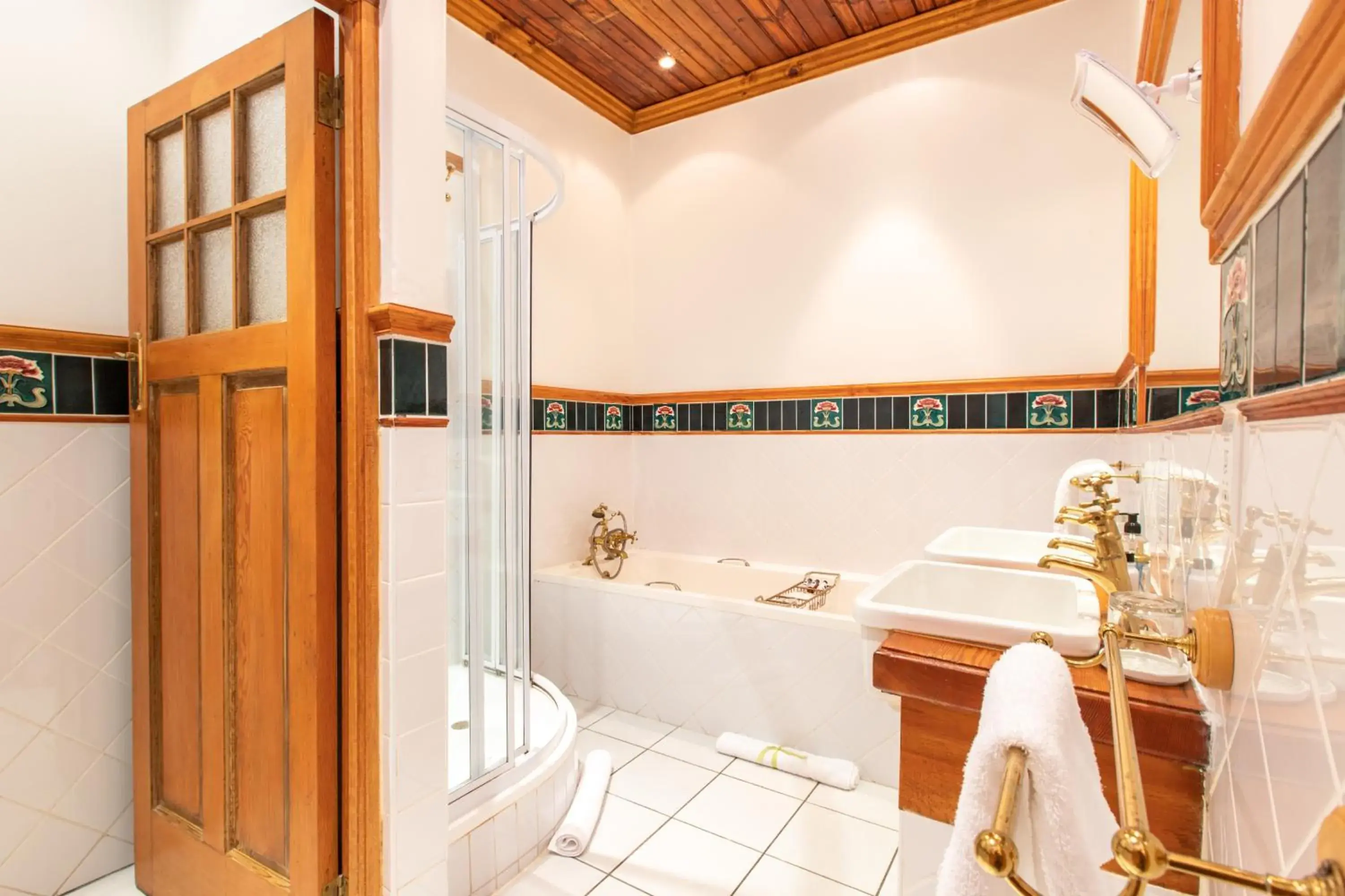 Shower in Evergreen Manor and Spa Shower in Evergreen Manor and Spa