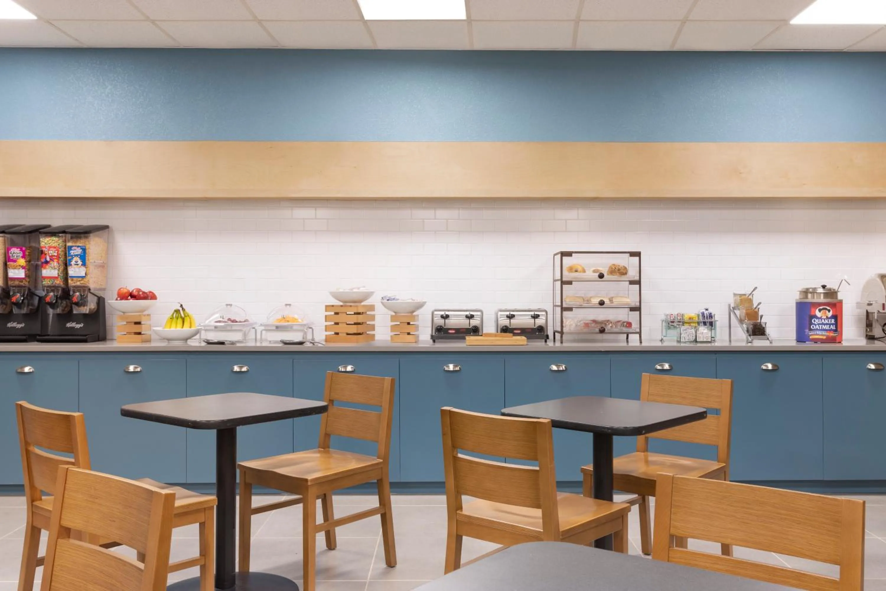 Food and drinks in Country Inn & Suites by Radisson, North Little Rock, AR