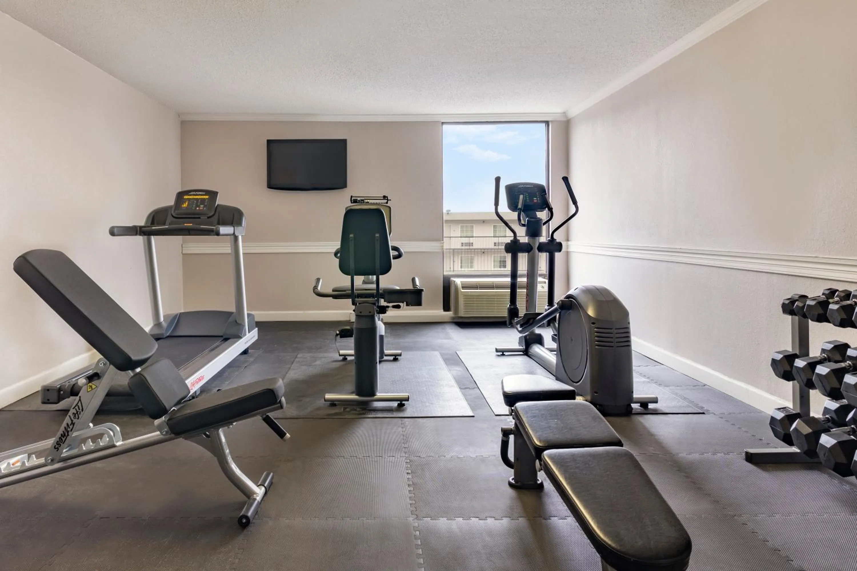 Fitness centre/facilities in Country Inn & Suites by Radisson, North Little Rock, AR