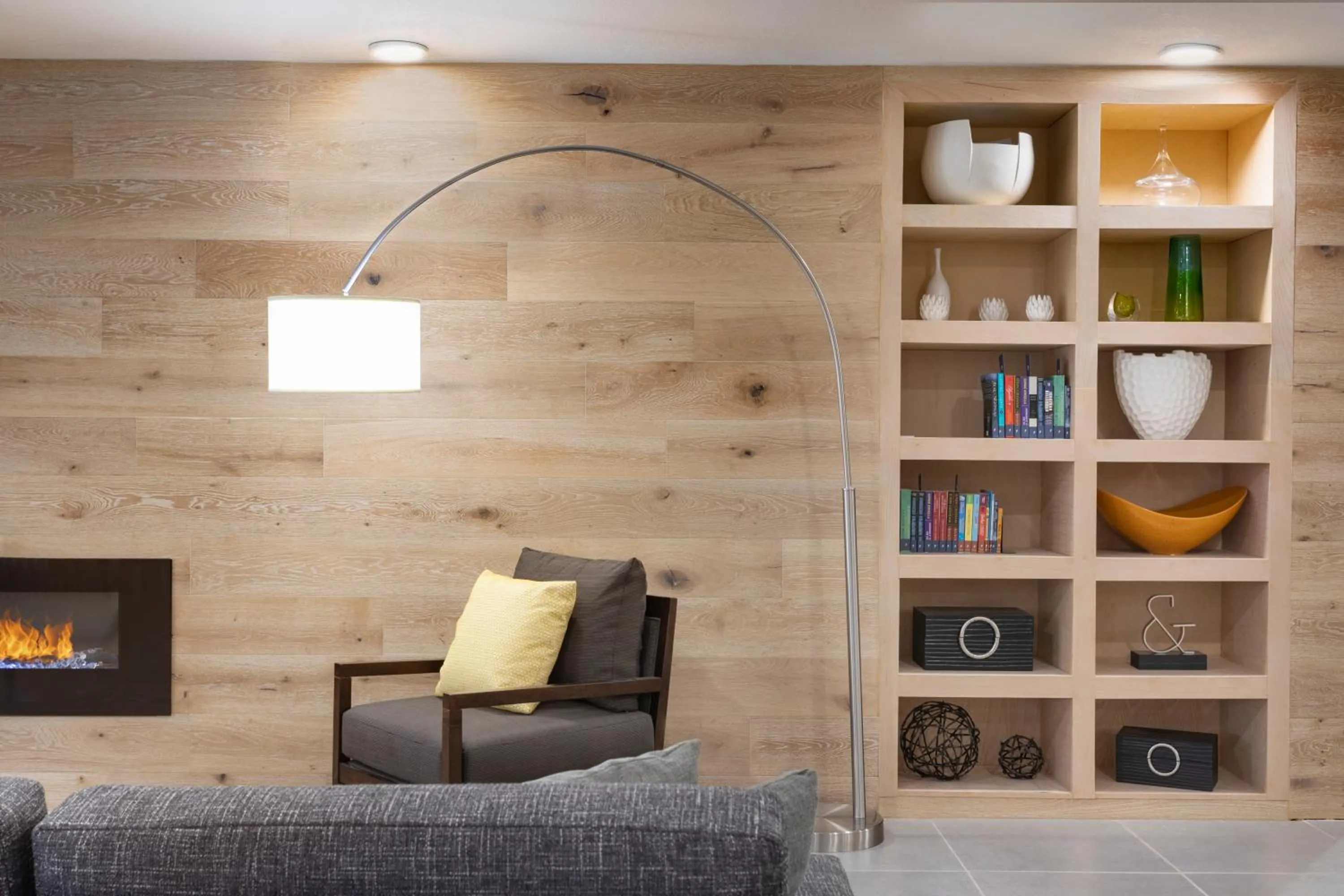 Communal lounge/ TV room in Country Inn & Suites by Radisson, North Little Rock, AR