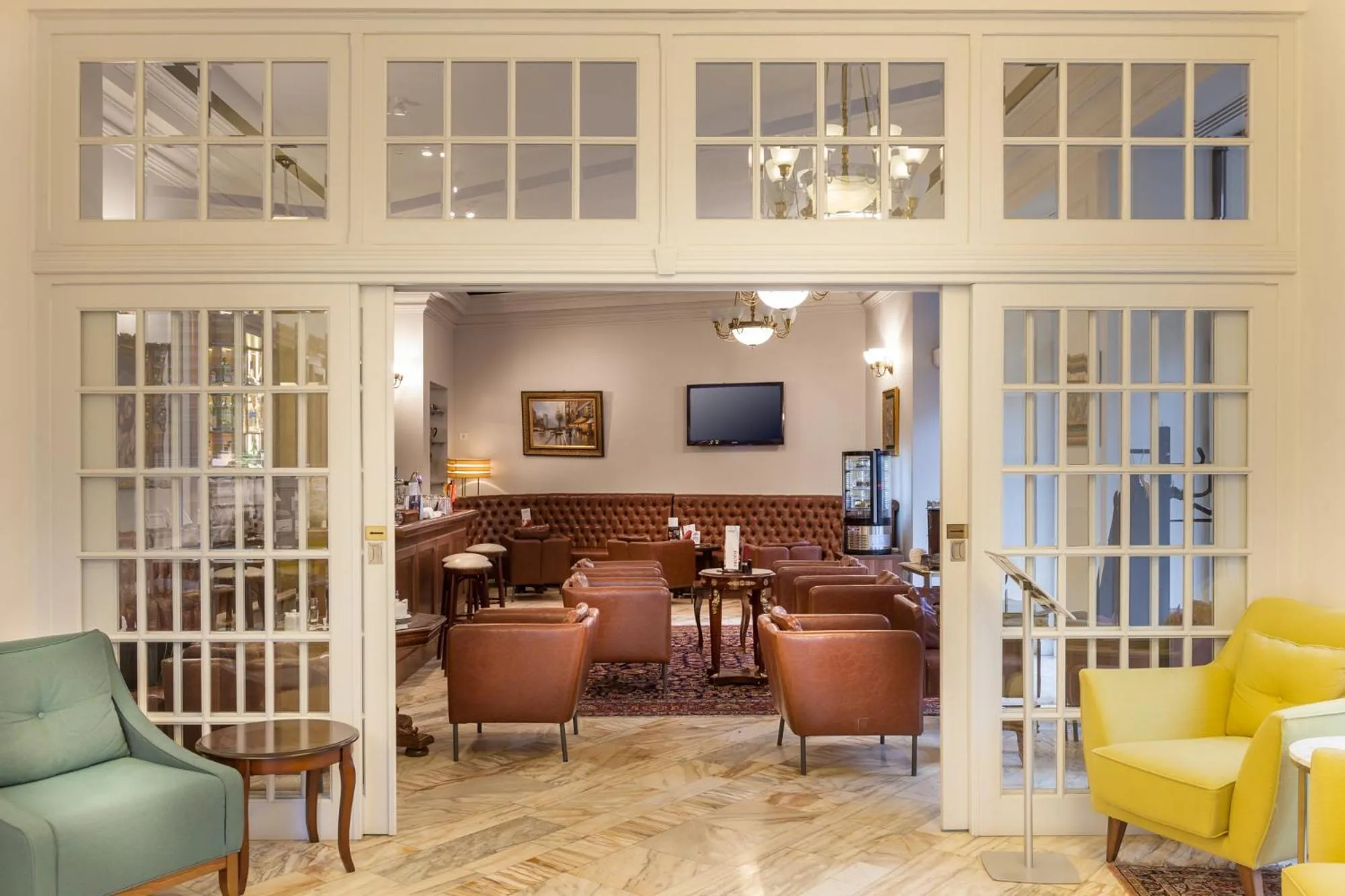 Lounge or bar in Capitol Hotel