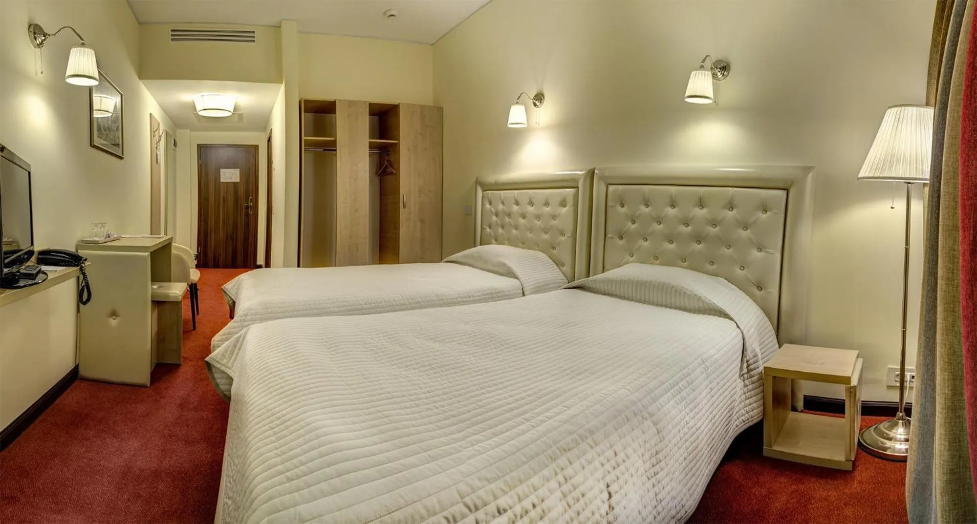 Photo of the whole room, Bed in Capitol Hotel